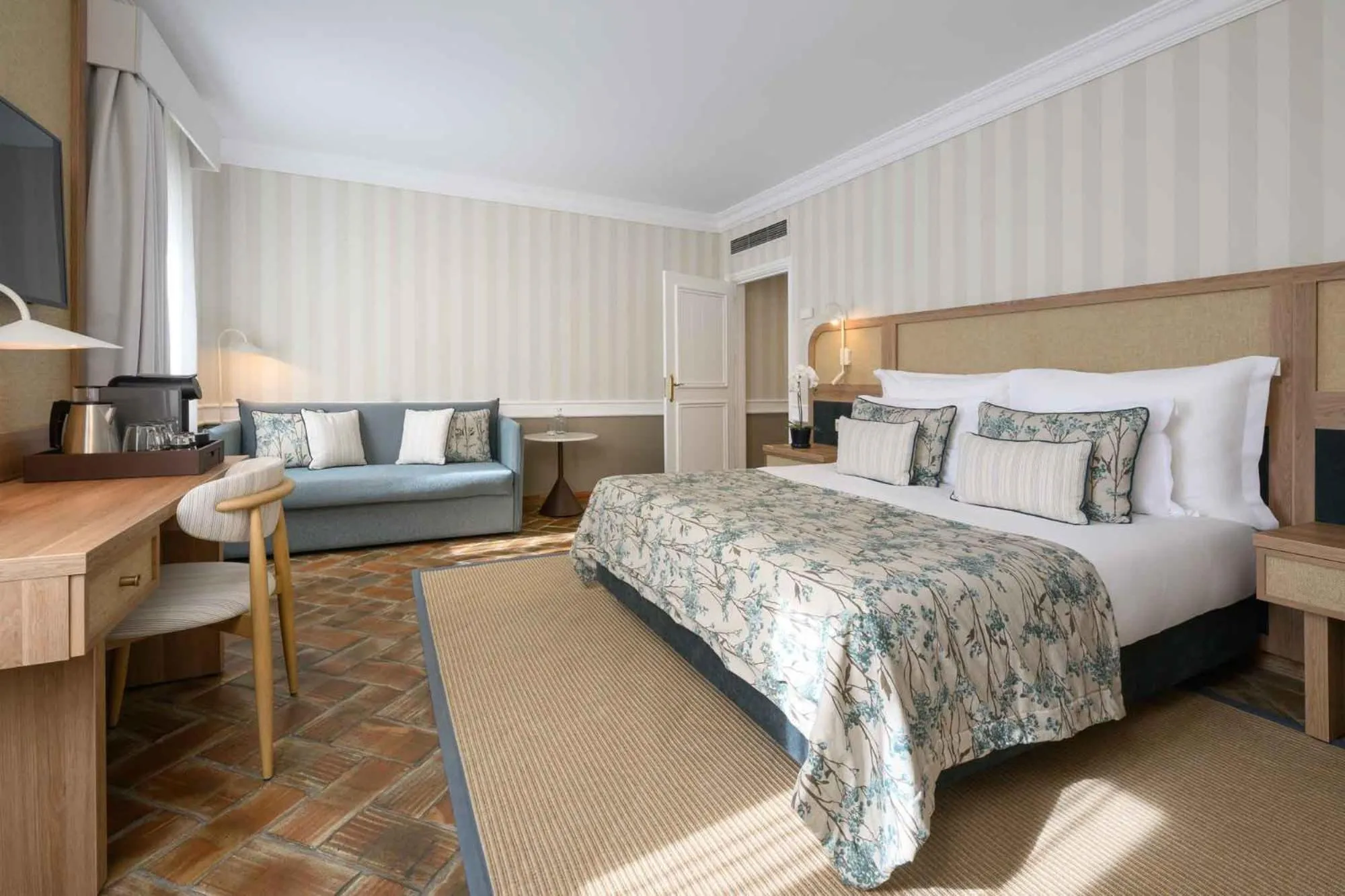 Bedroom, Bed in M'AR De AR Muralhas