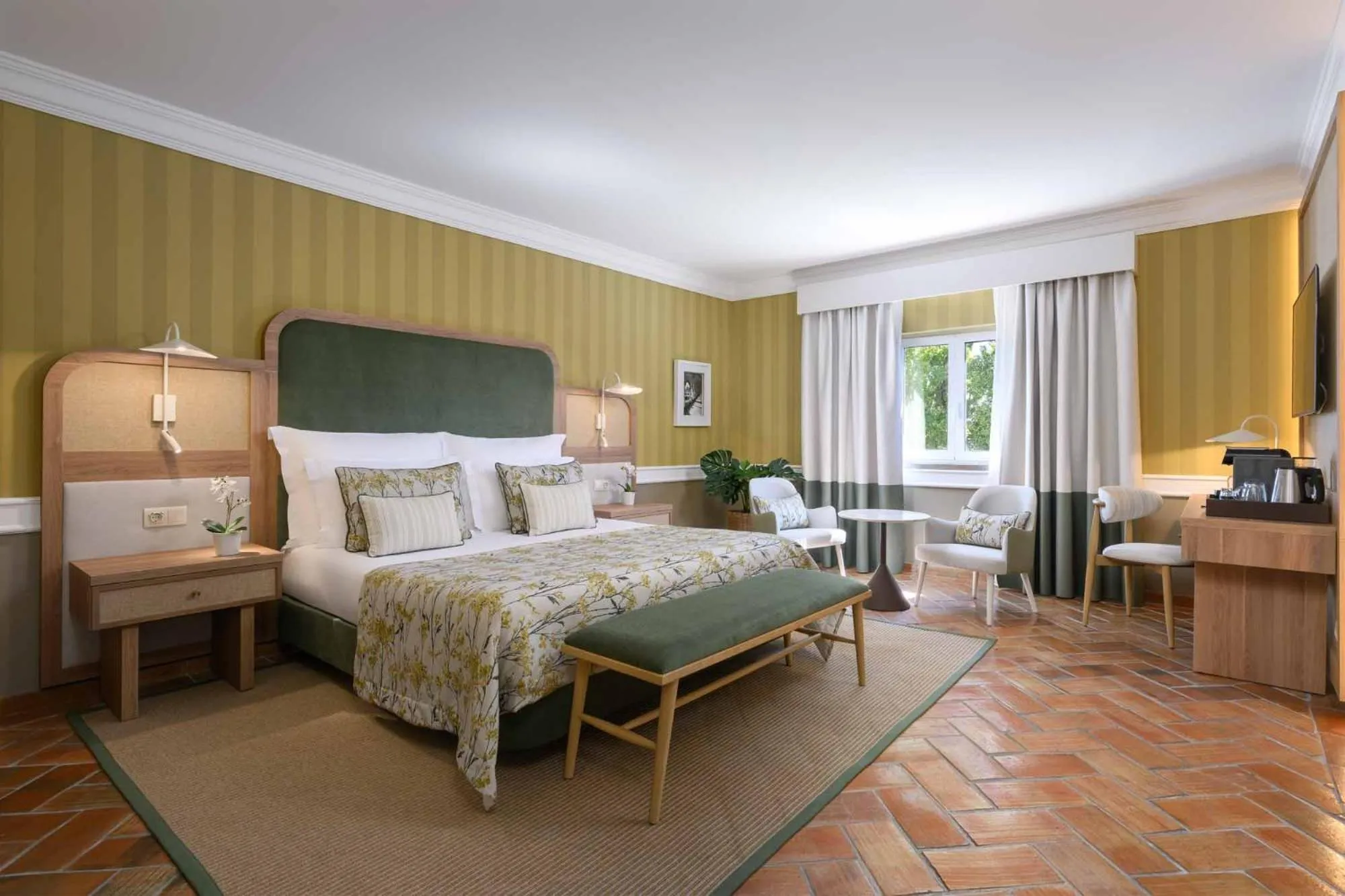 Bedroom, Bed in M'AR De AR Muralhas