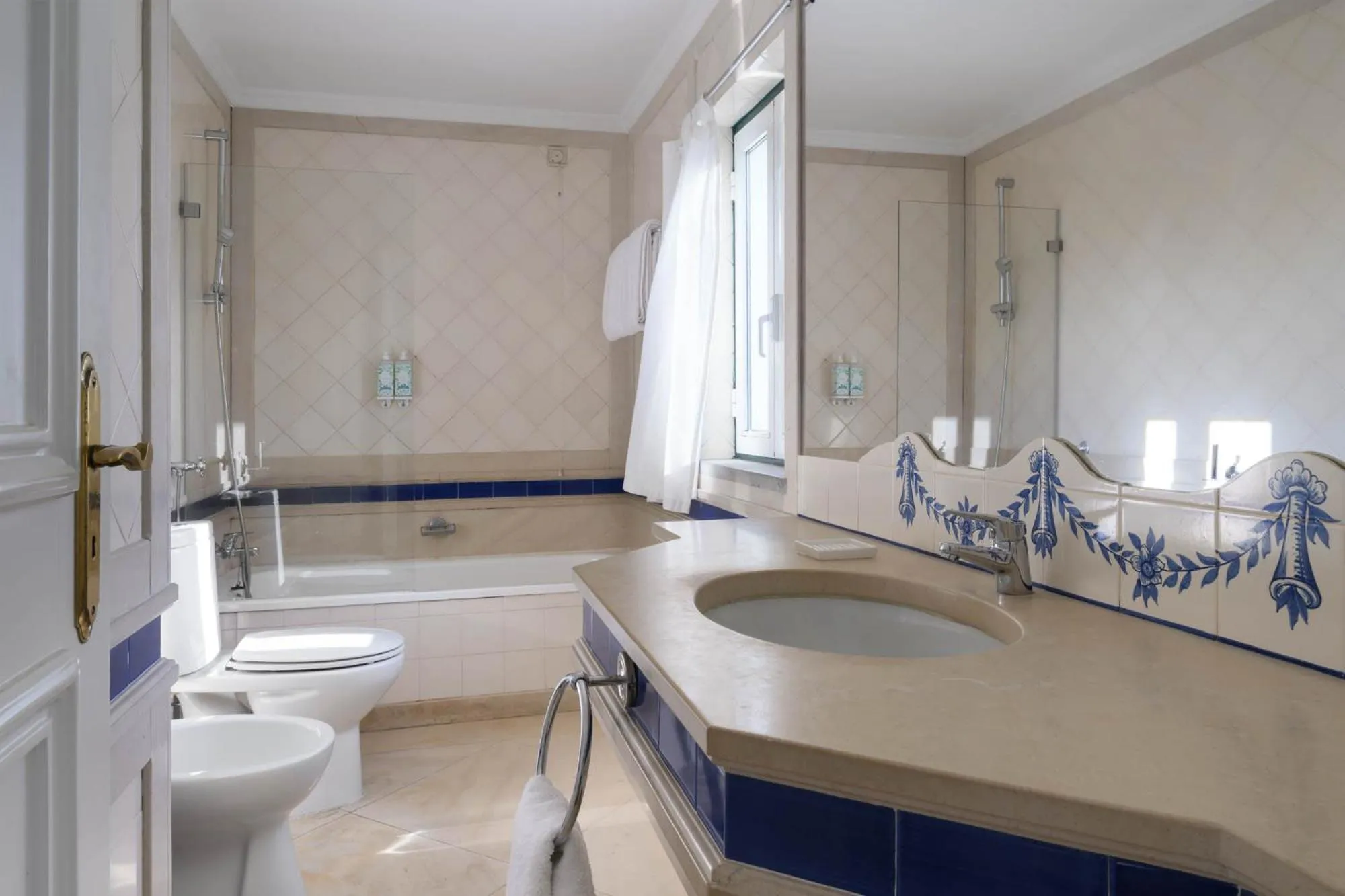 Bathroom in M'AR De AR Muralhas