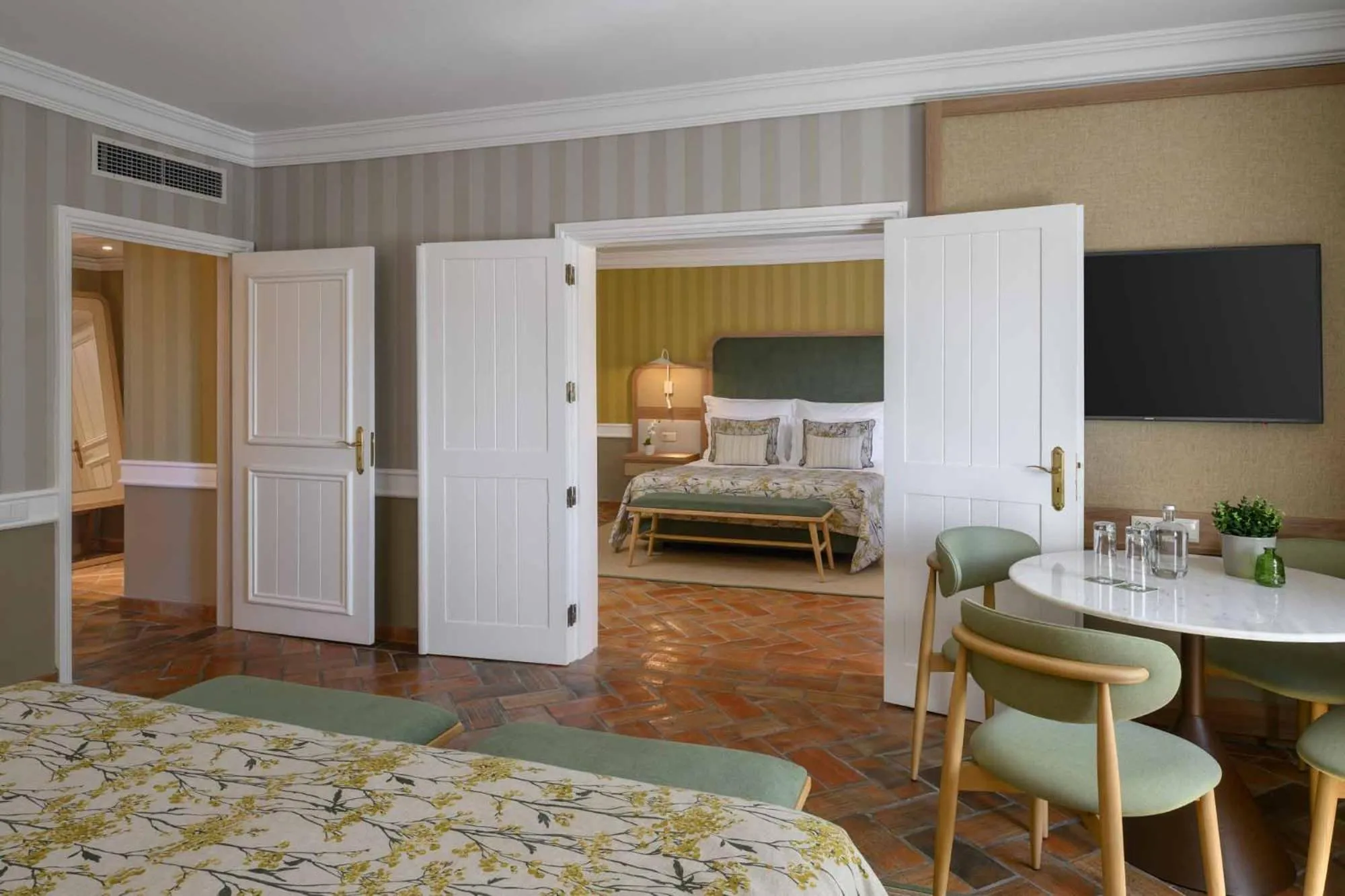 Bedroom, Bed in M'AR De AR Muralhas