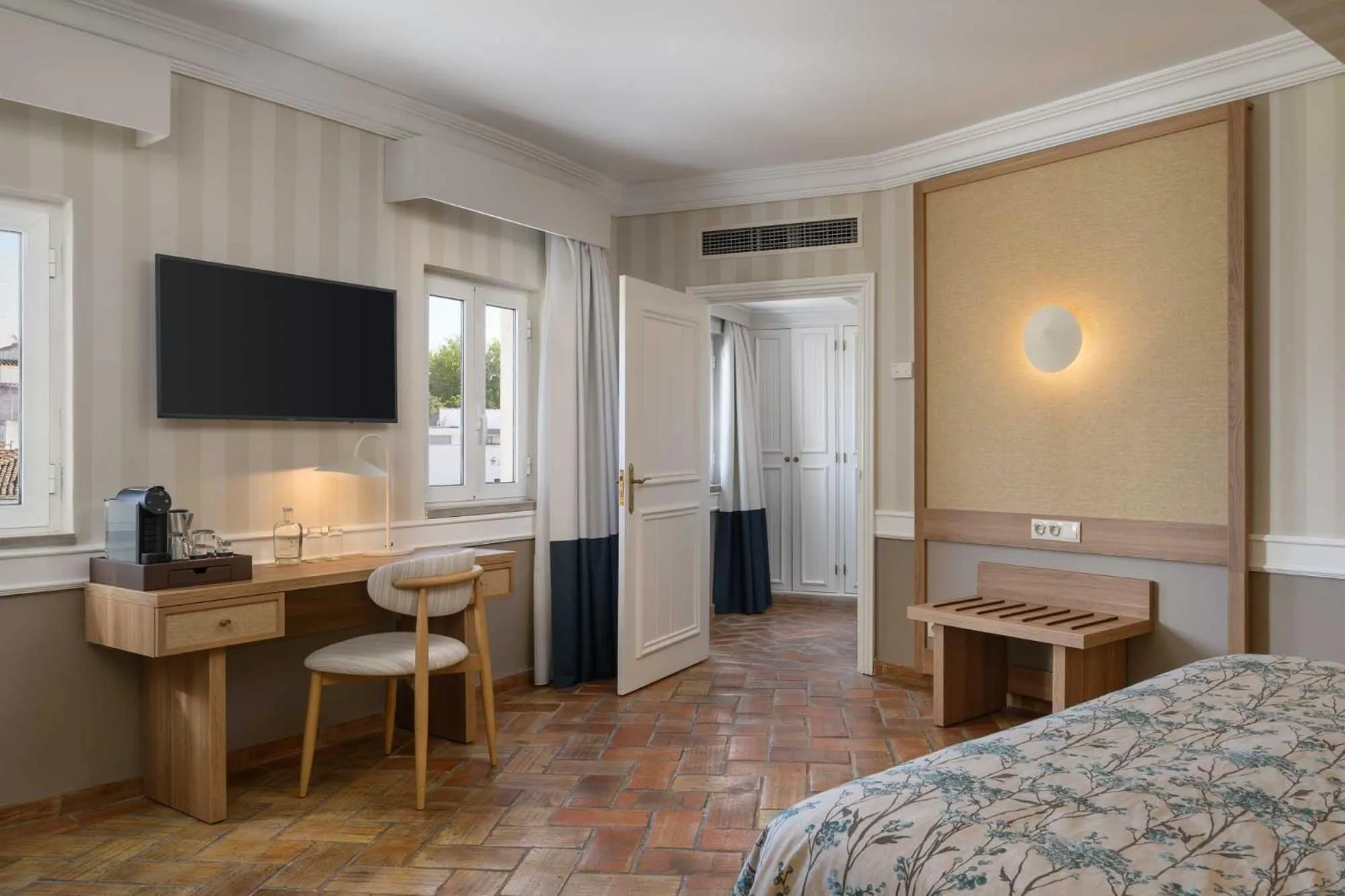 Bedroom, Bed in M'AR De AR Muralhas