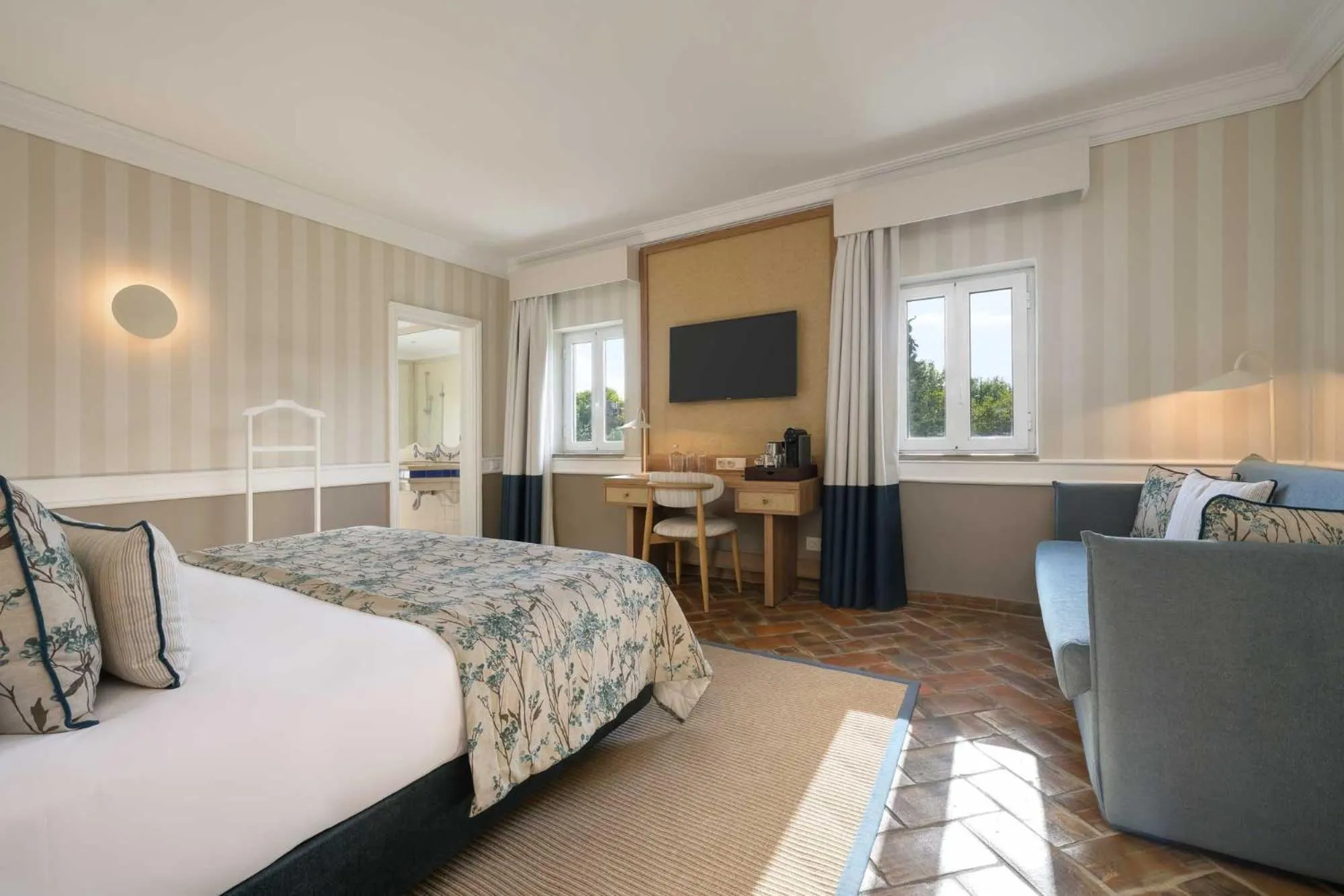 Bedroom, Bed in M'AR De AR Muralhas