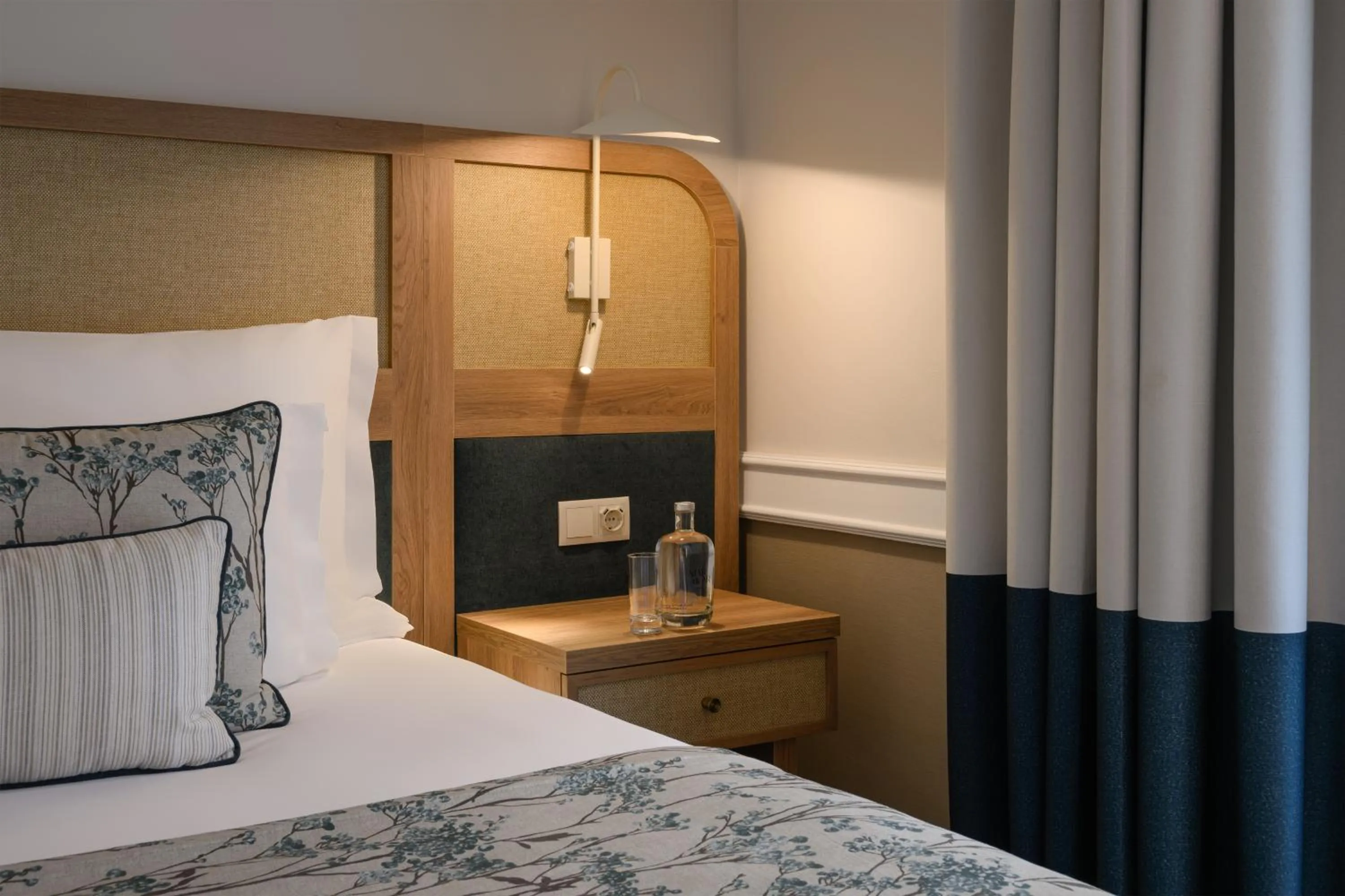 Bedroom, Bed in M'AR De AR Muralhas