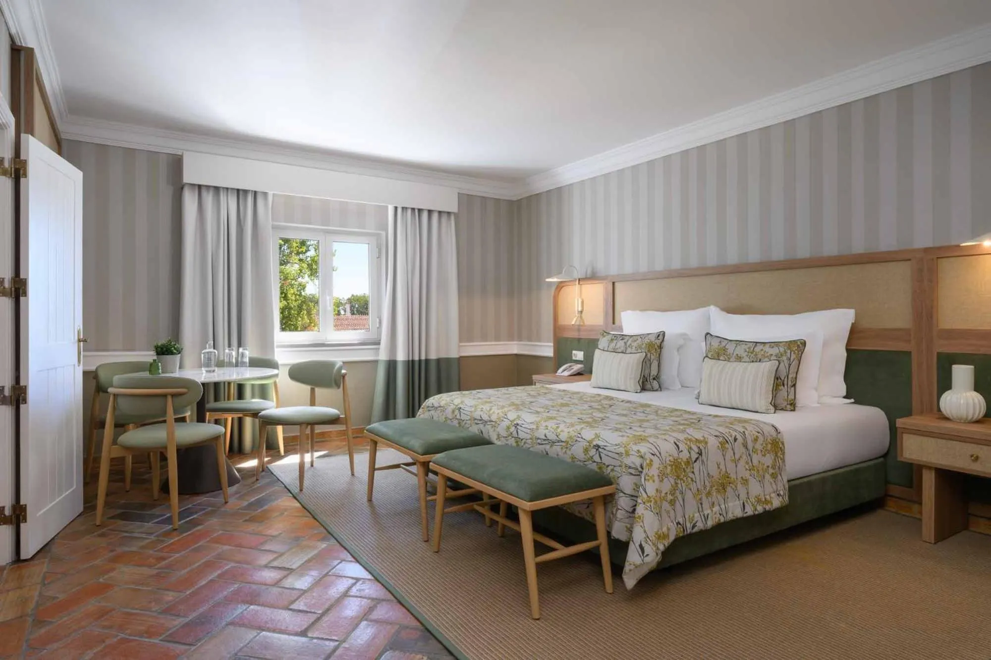 Bedroom, Bed in M'AR De AR Muralhas