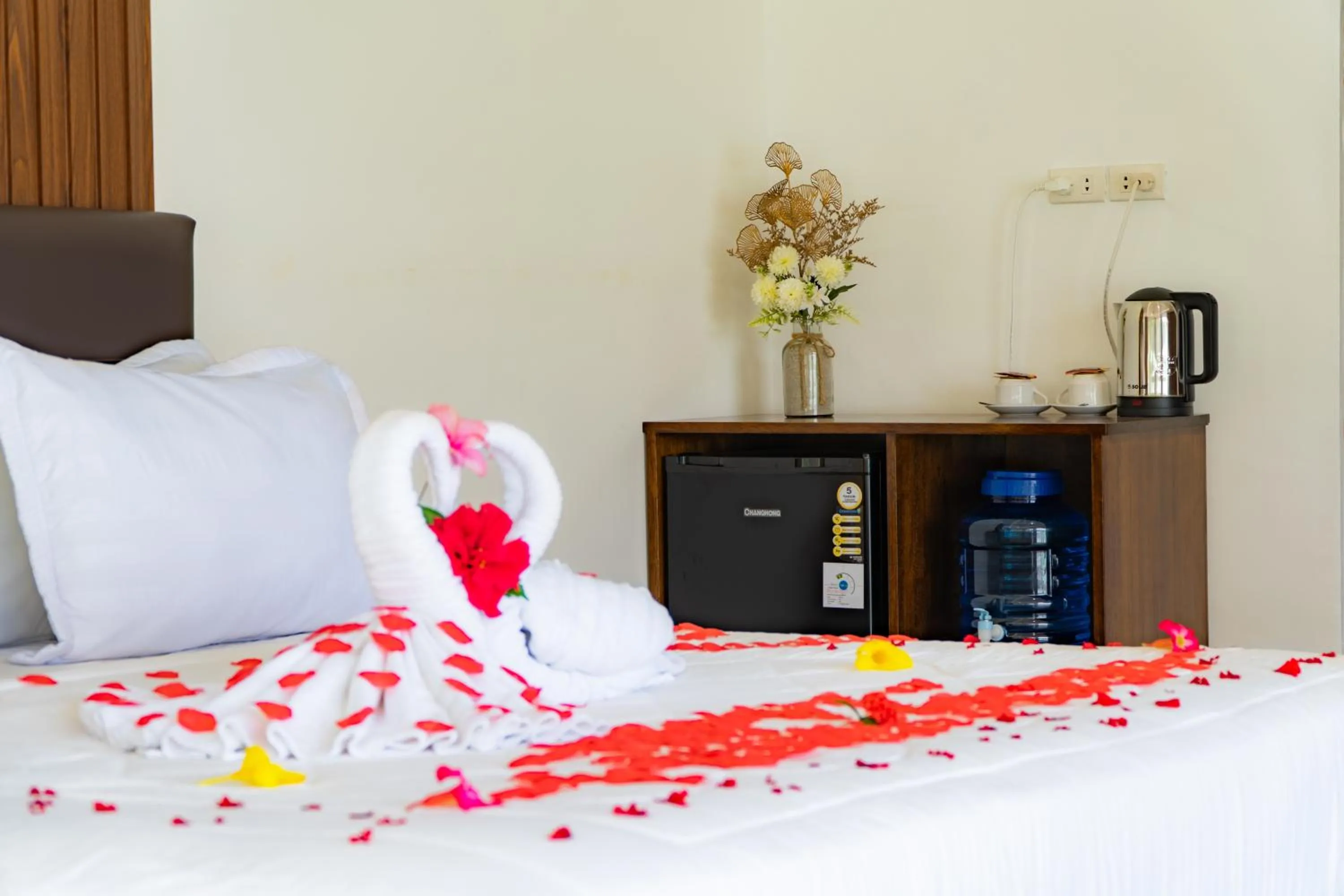 towels, Bed in The Hawk's Nest Resort
