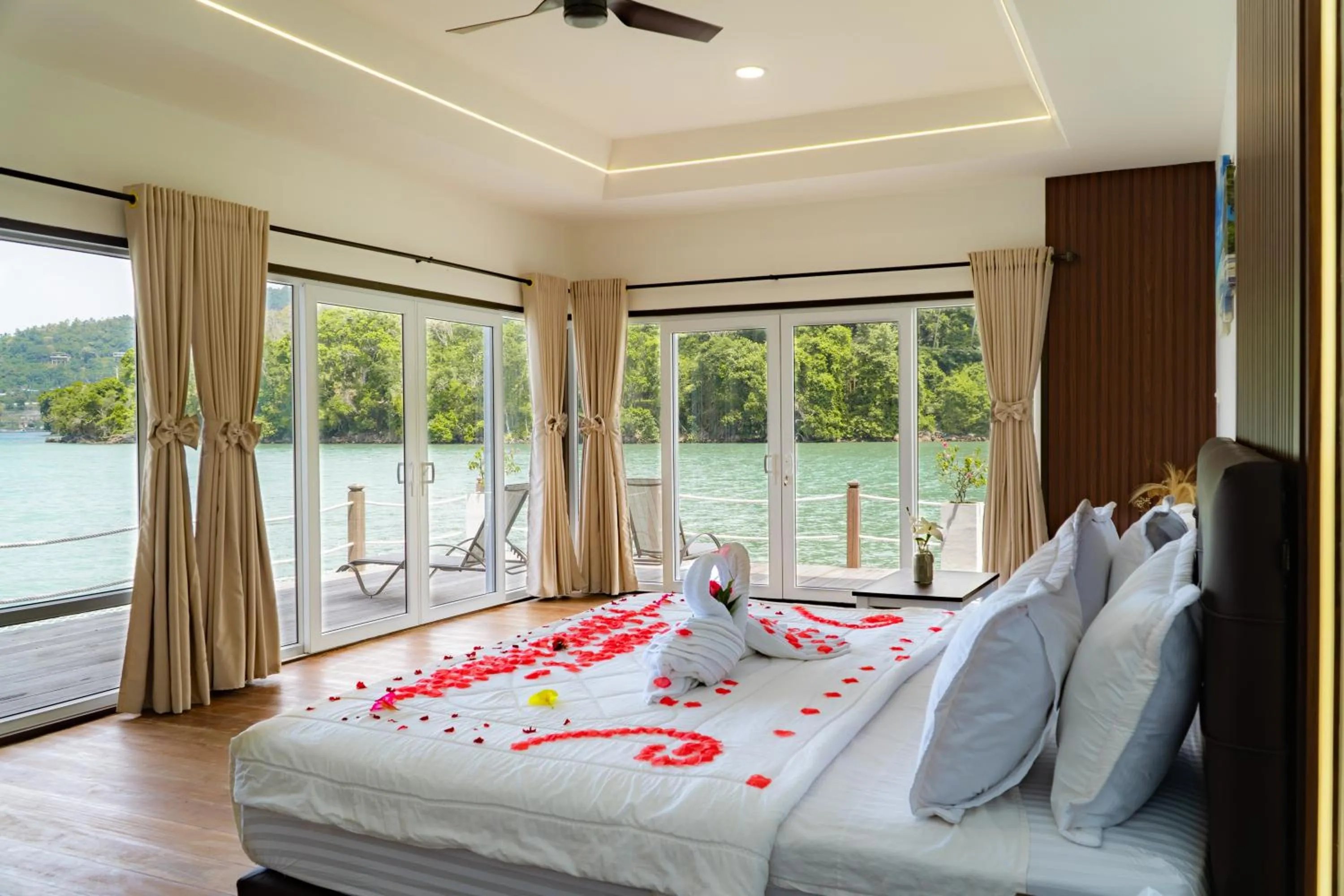 Sea view, Bed in The Hawk's Nest Resort