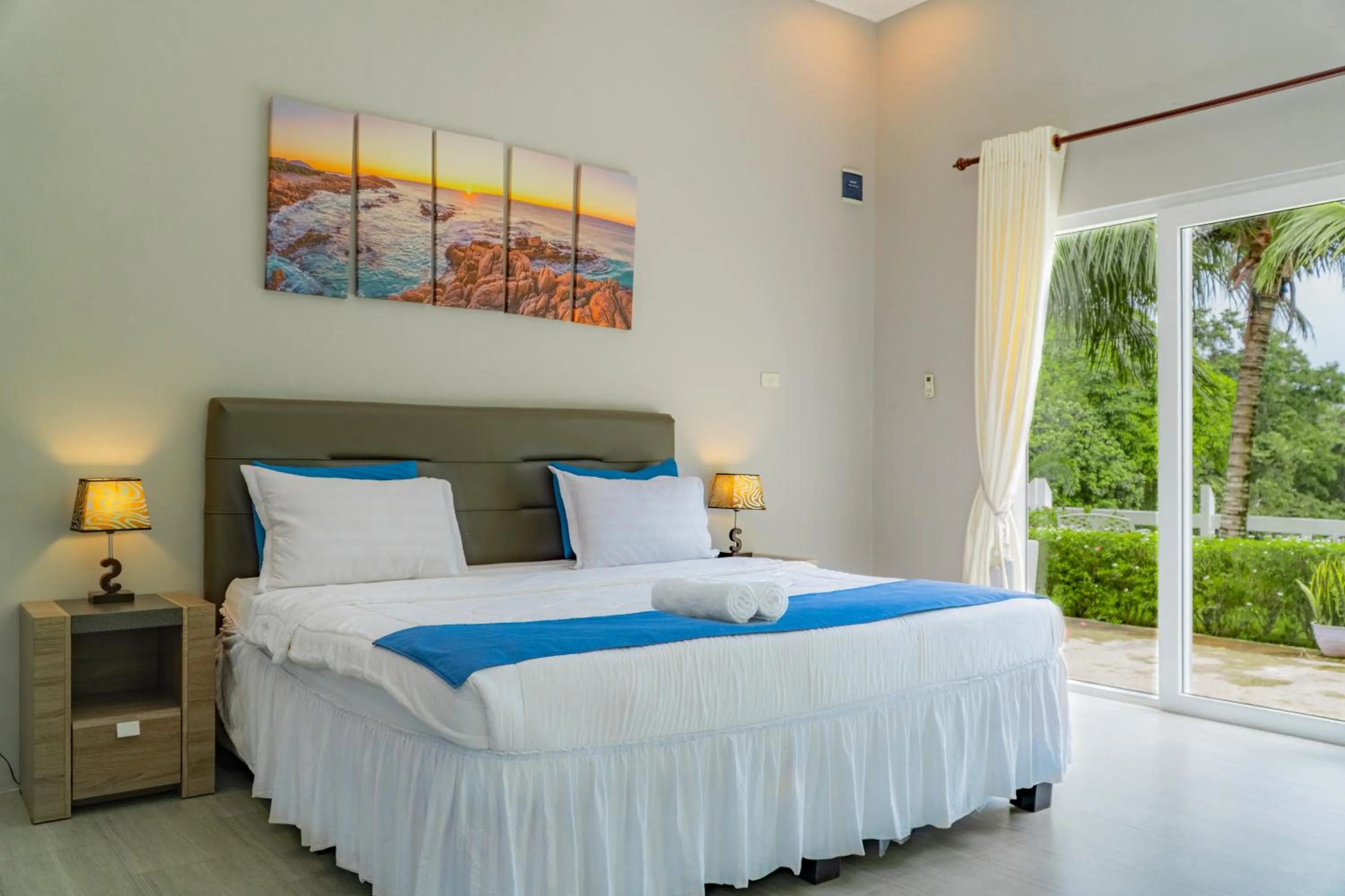 Bed in The Hawk's Nest Resort