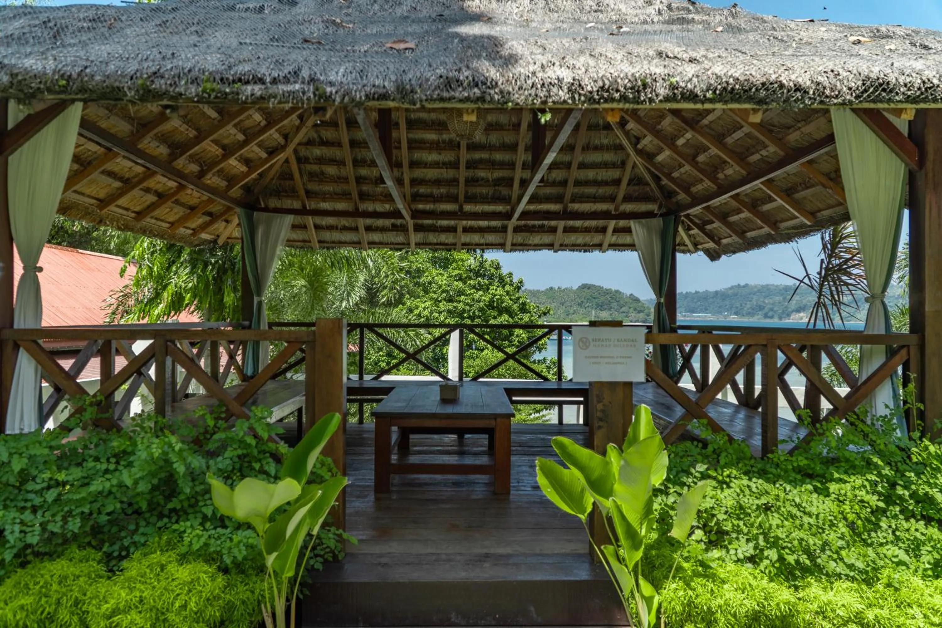 Restaurant/places to eat in The Hawk's Nest Resort