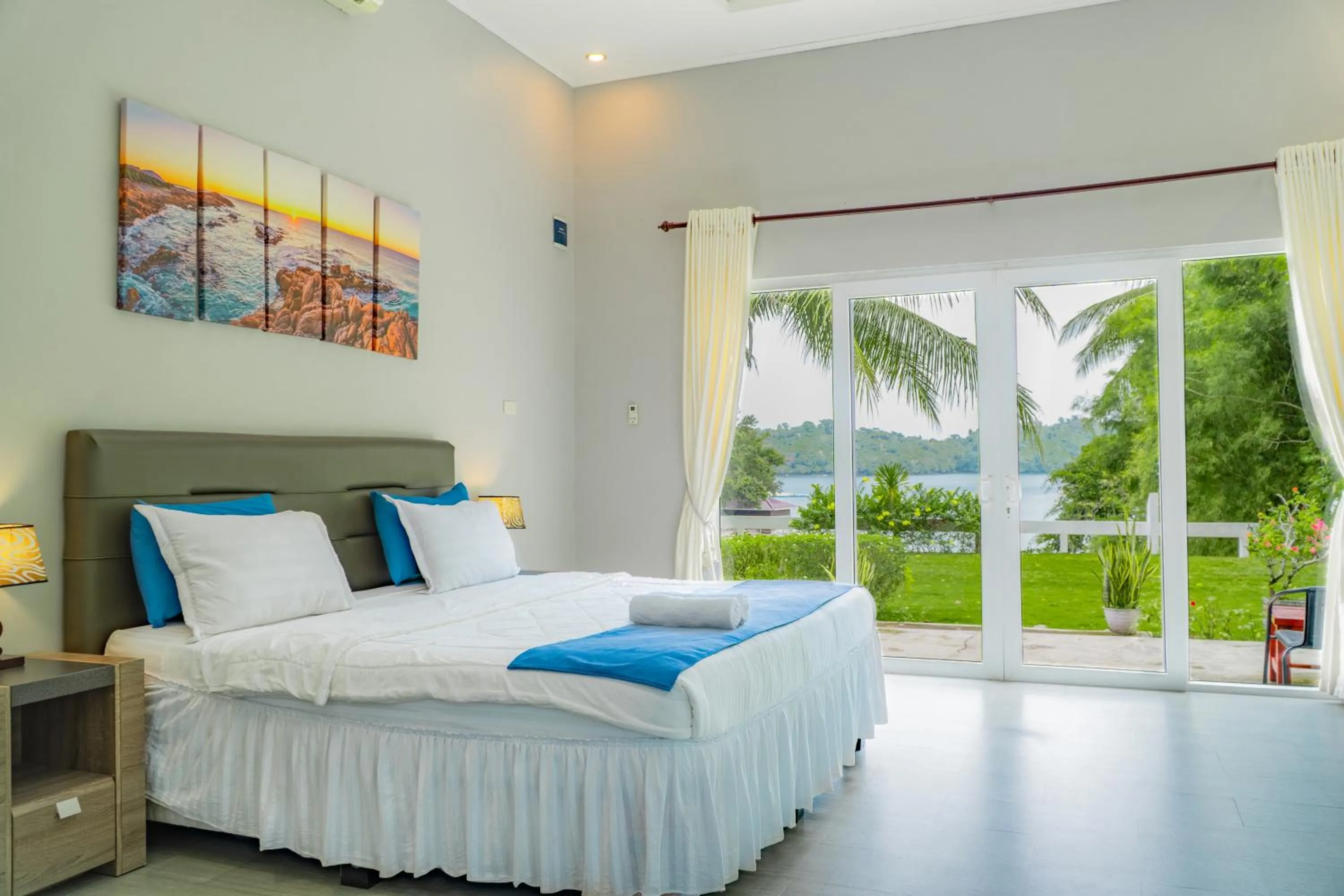 Bedroom, Bed in The Hawk's Nest Resort