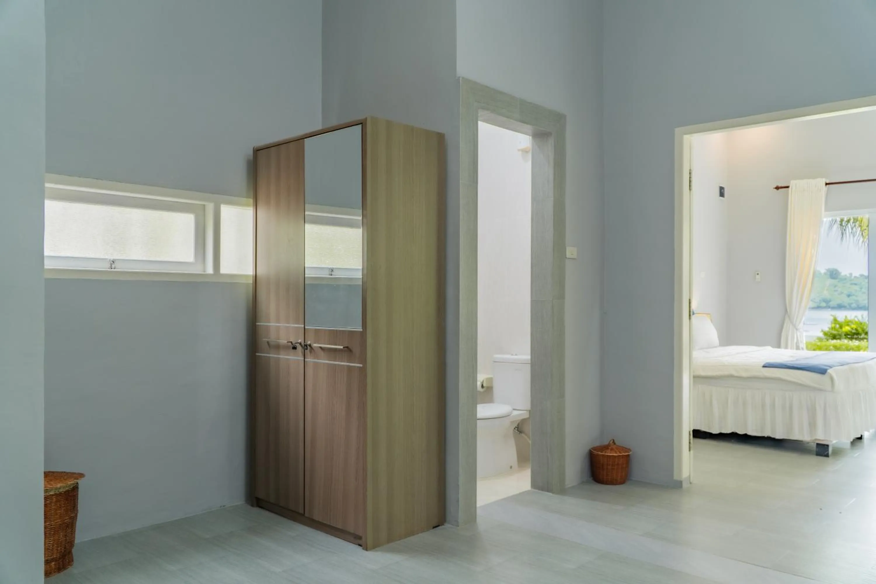 wardrobe, Bed in The Hawk's Nest Resort