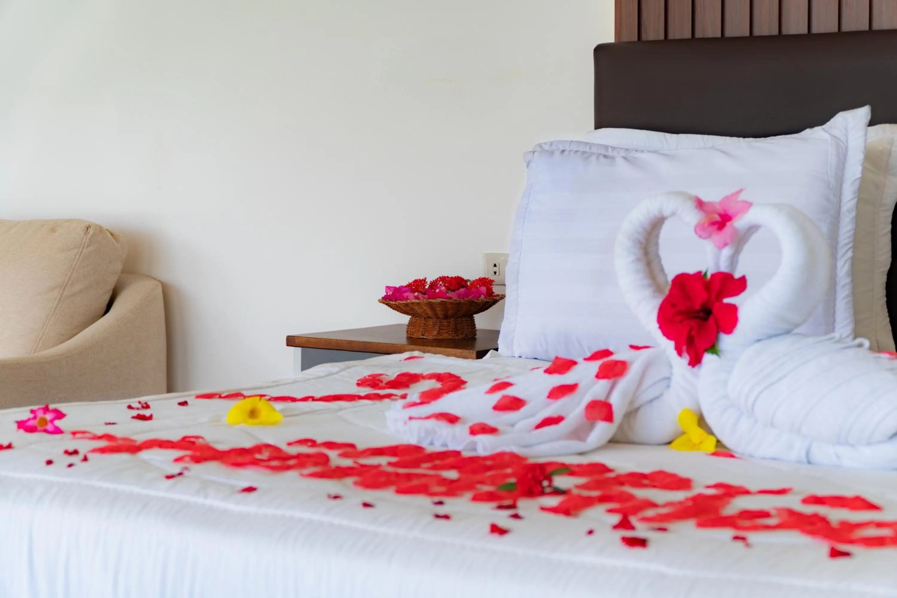 towels, Bed in The Hawk's Nest Resort