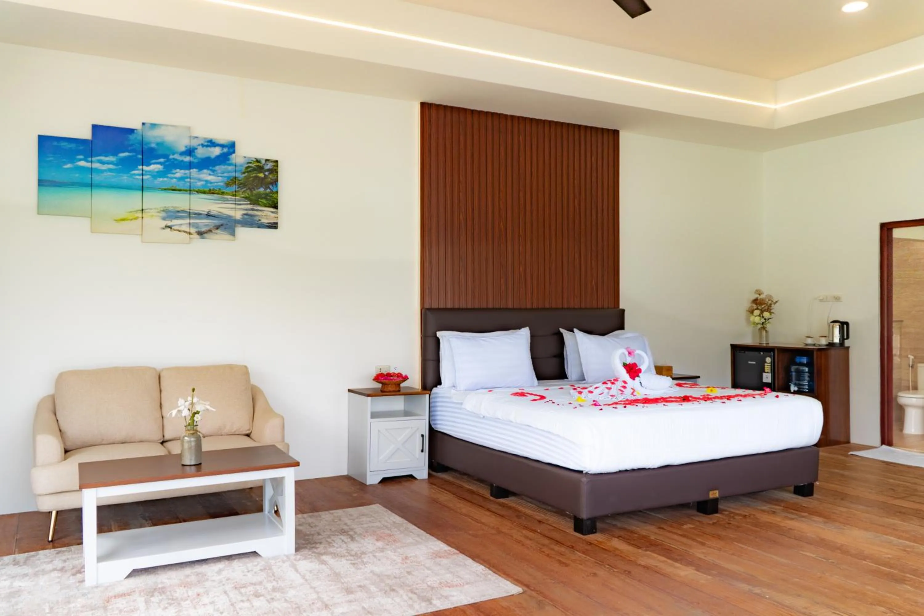 Seating area, Bed in The Hawk's Nest Resort