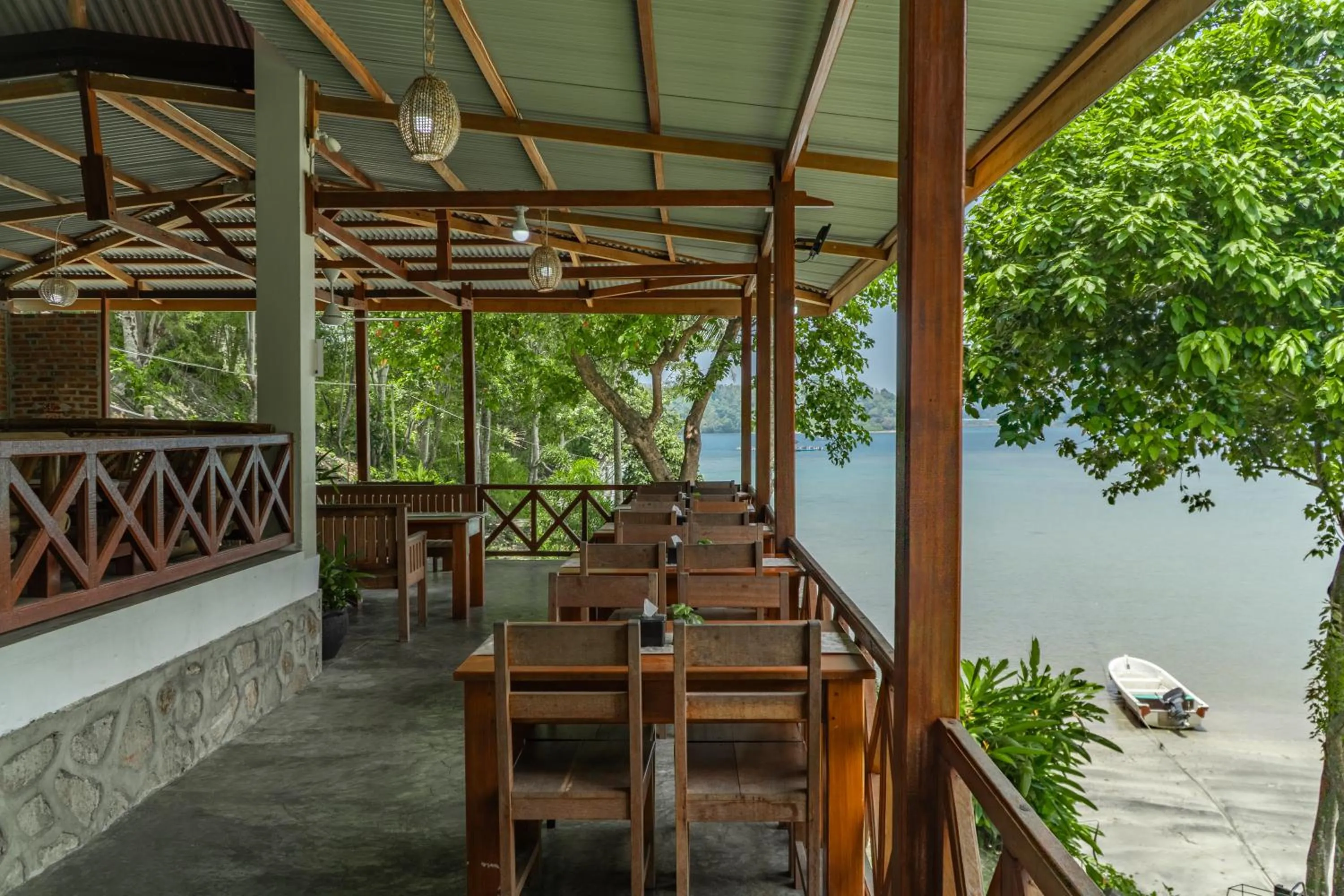 Restaurant/places to eat in The Hawk's Nest Resort