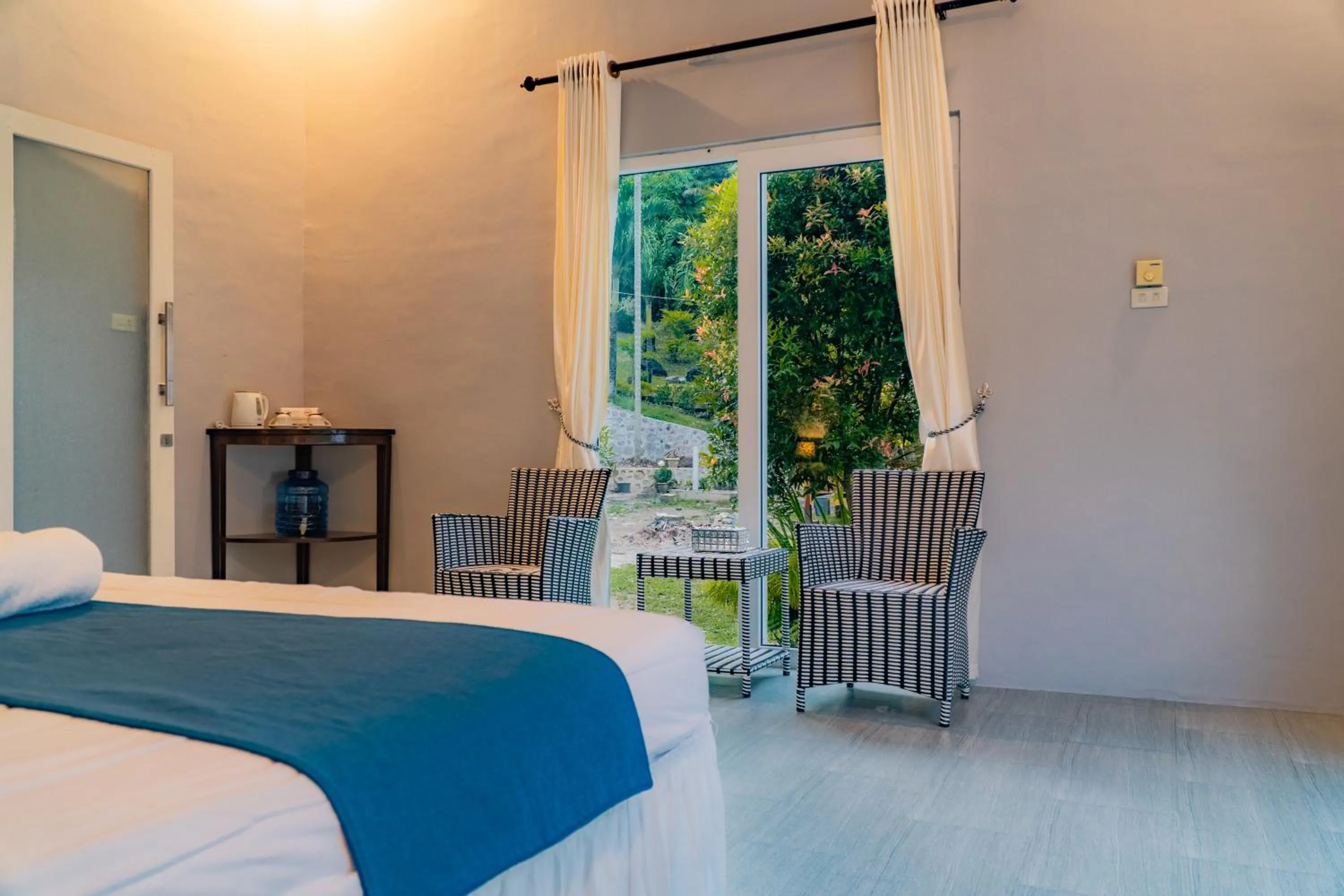 Bedroom, Bed in The Hawk's Nest Resort