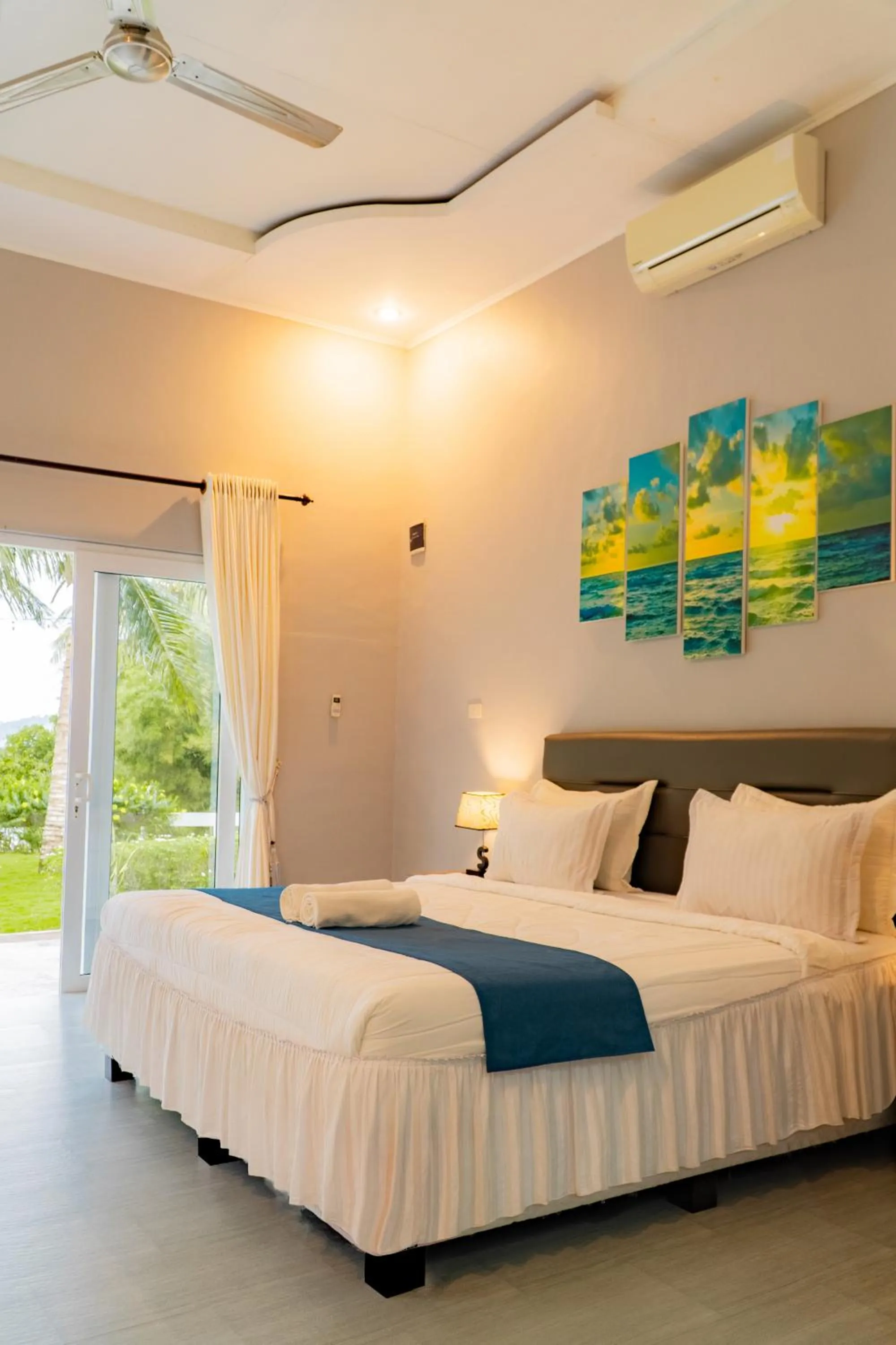 Bedroom, Bed in The Hawk's Nest Resort