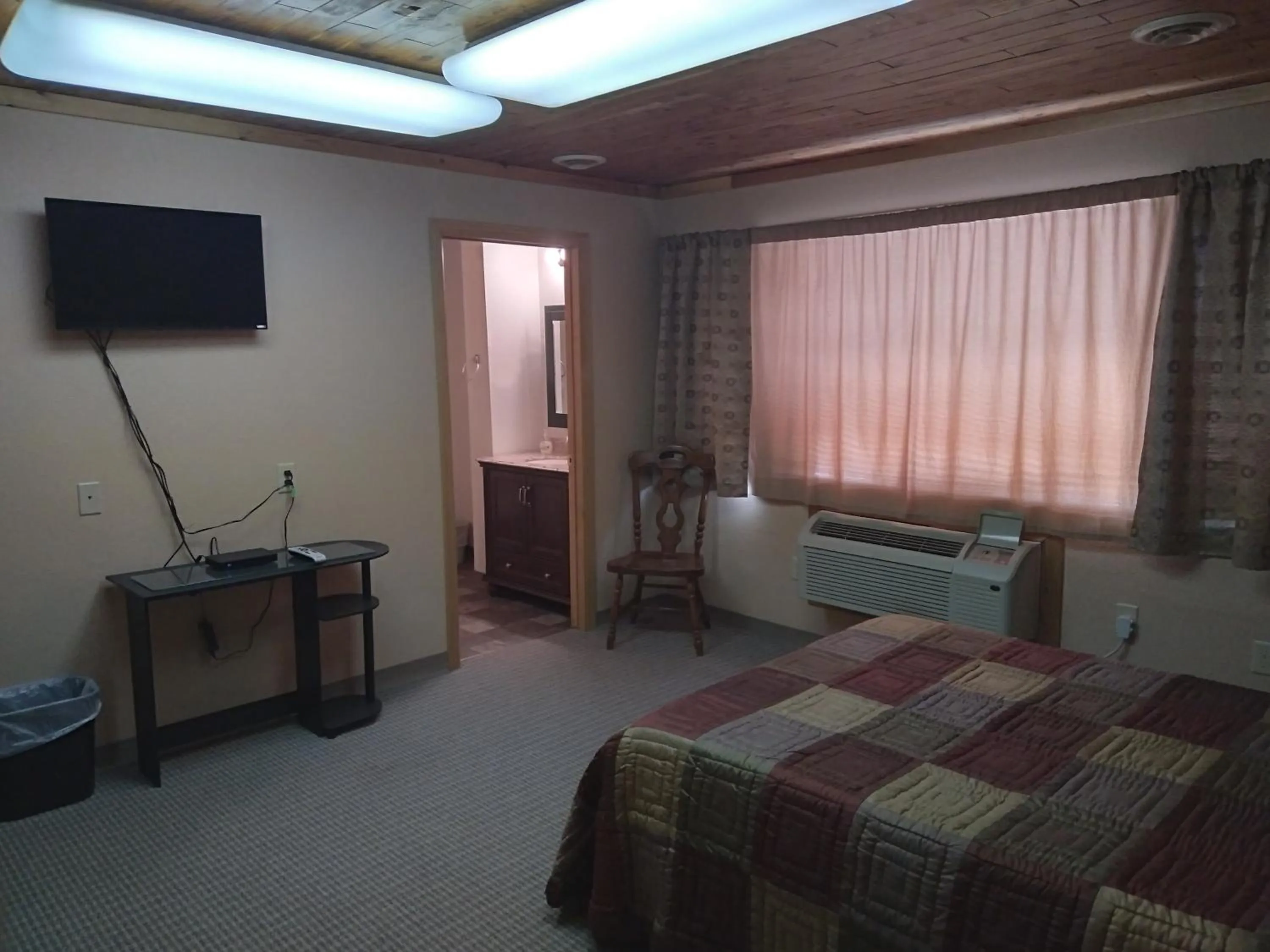 Communal lounge/ TV room, Bed in Comfort Zone Inn