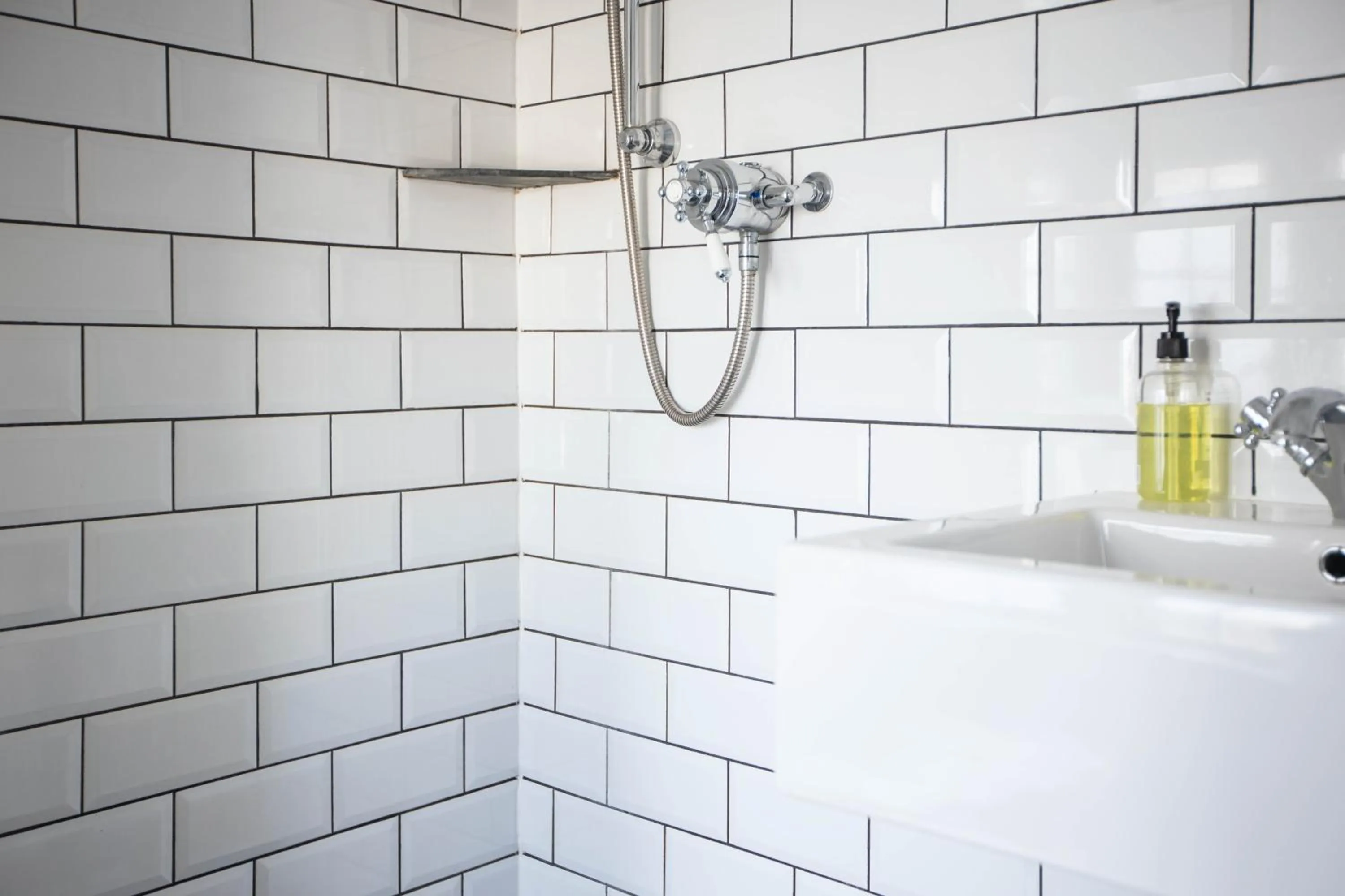 Shower in The Olde Malthouse Inn