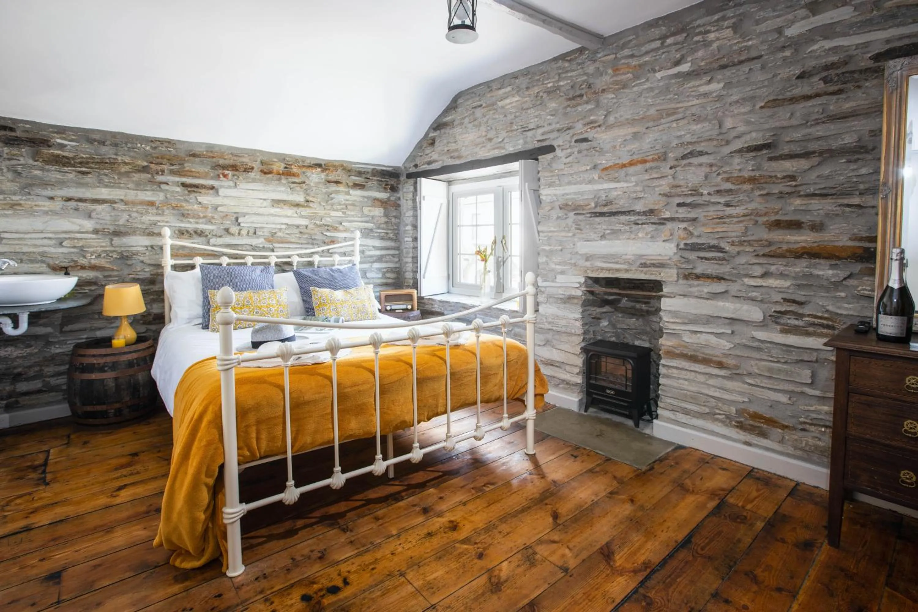 Bedroom, Bed in The Olde Malthouse Inn