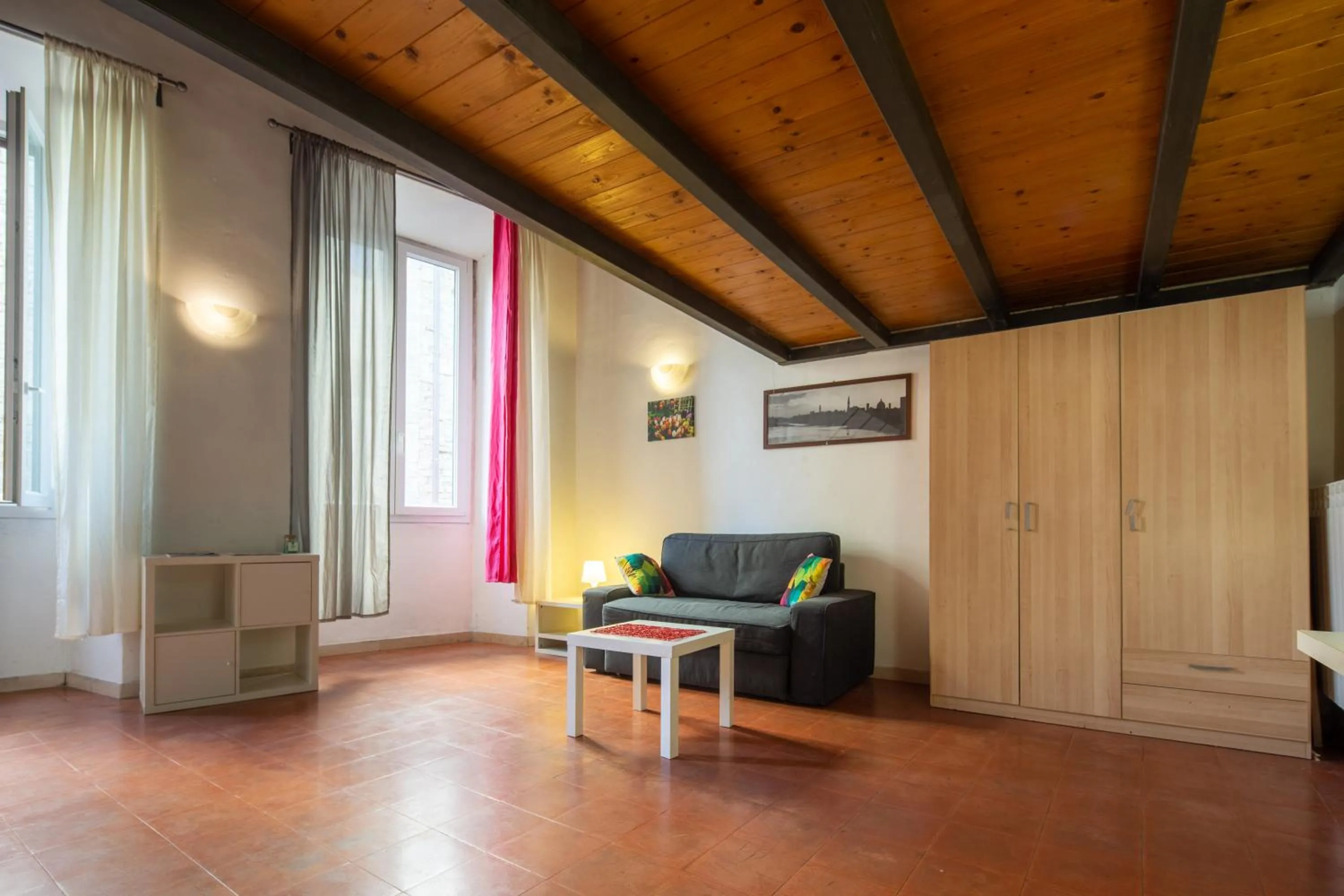 Seating area in Palazzo Vecchio Apartments by Mmega