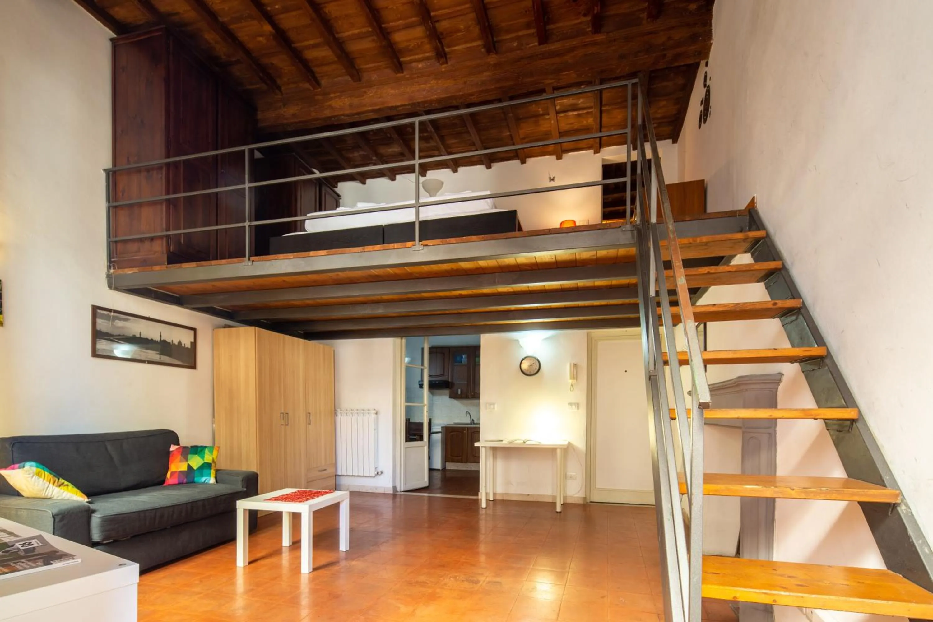 Living room in Palazzo Vecchio Apartments by Mmega