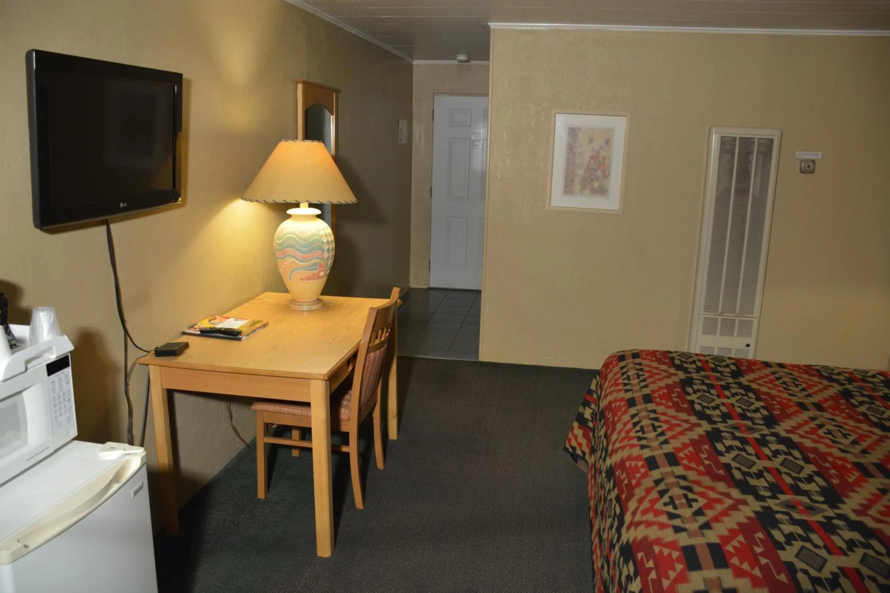 Bedroom, Bed in Sitzmark Chalet Inn