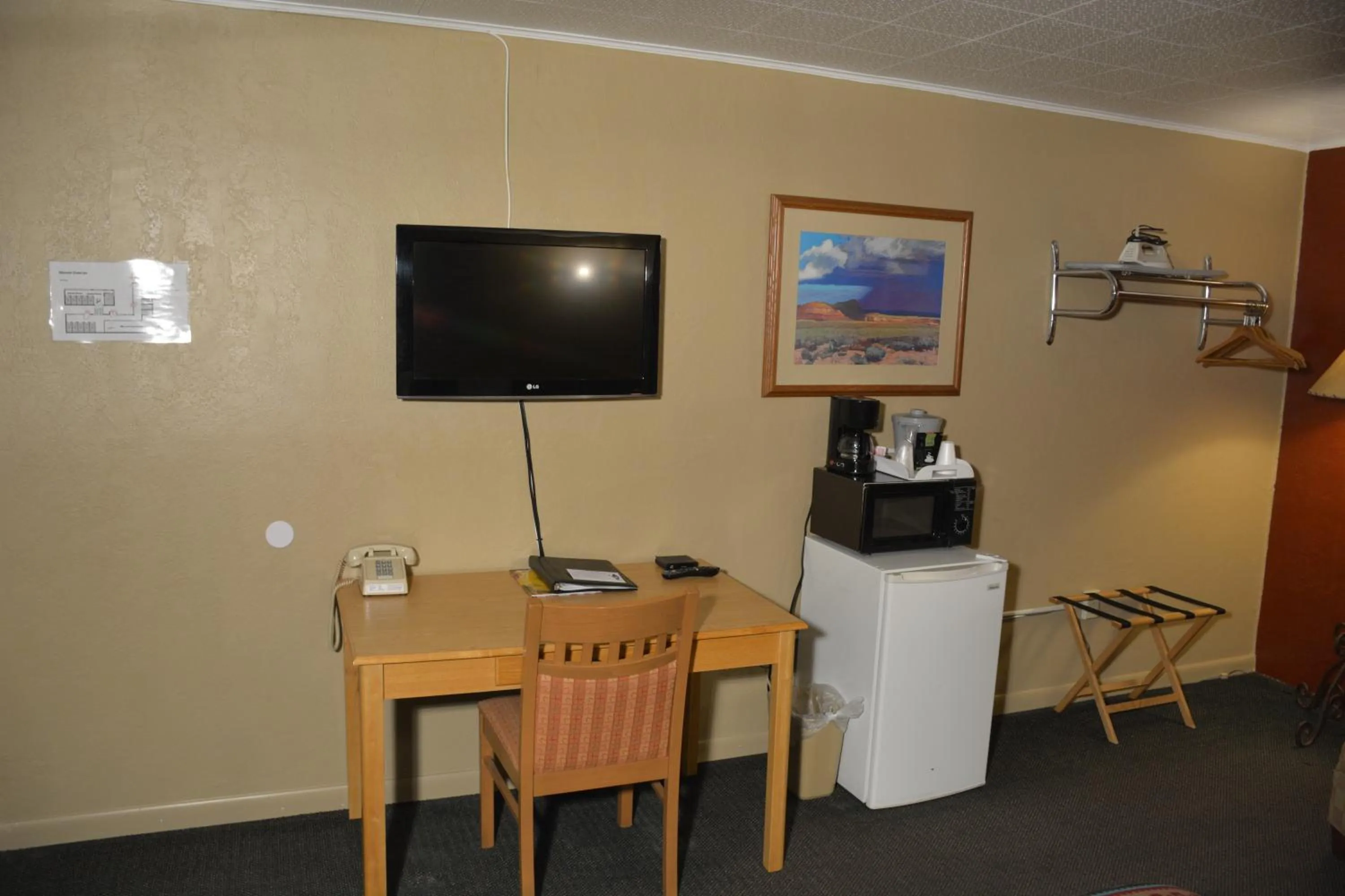 Communal lounge/ TV room in Sitzmark Chalet Inn