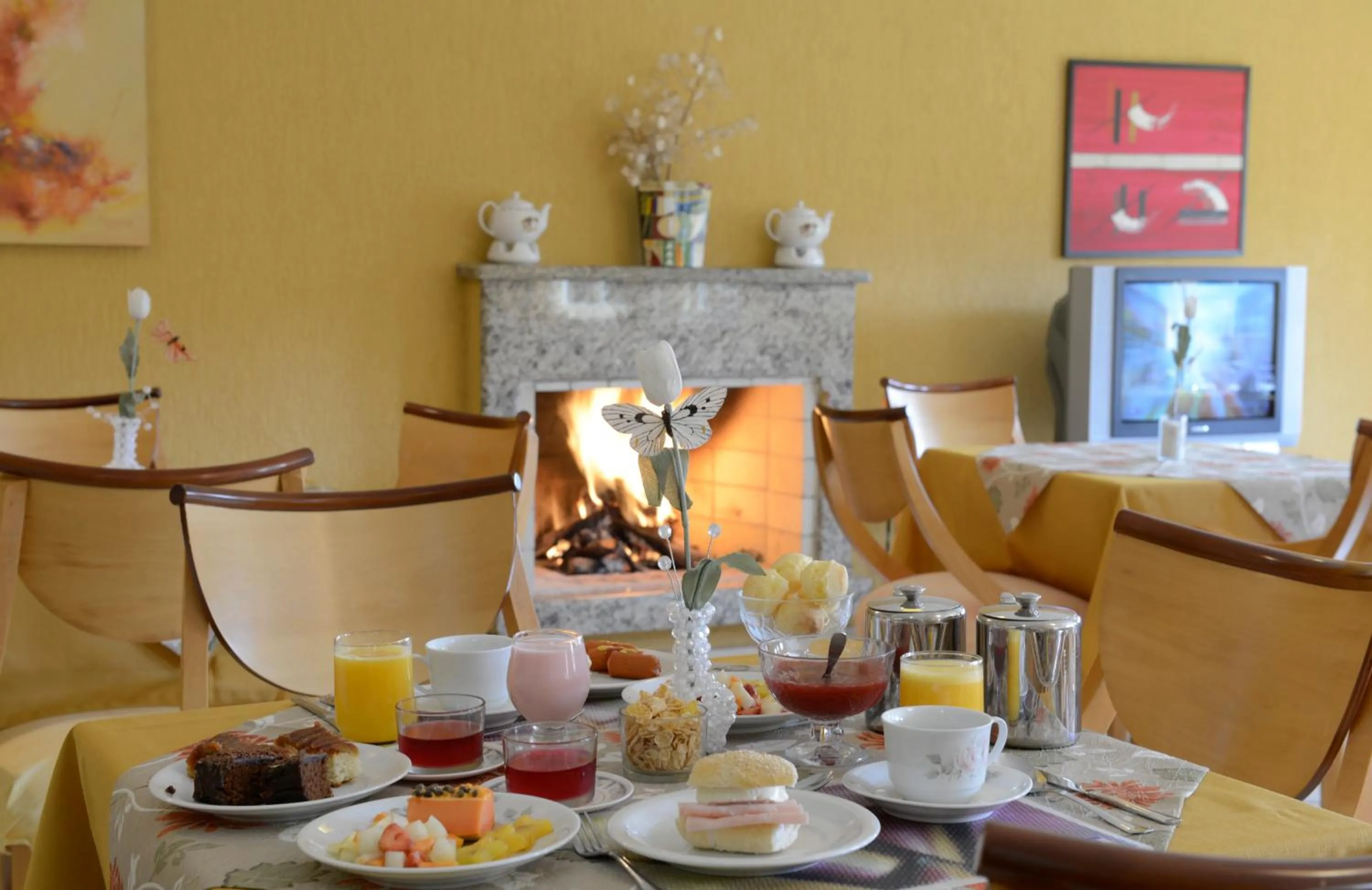 Buffet breakfast in Pousada Vila das Cores