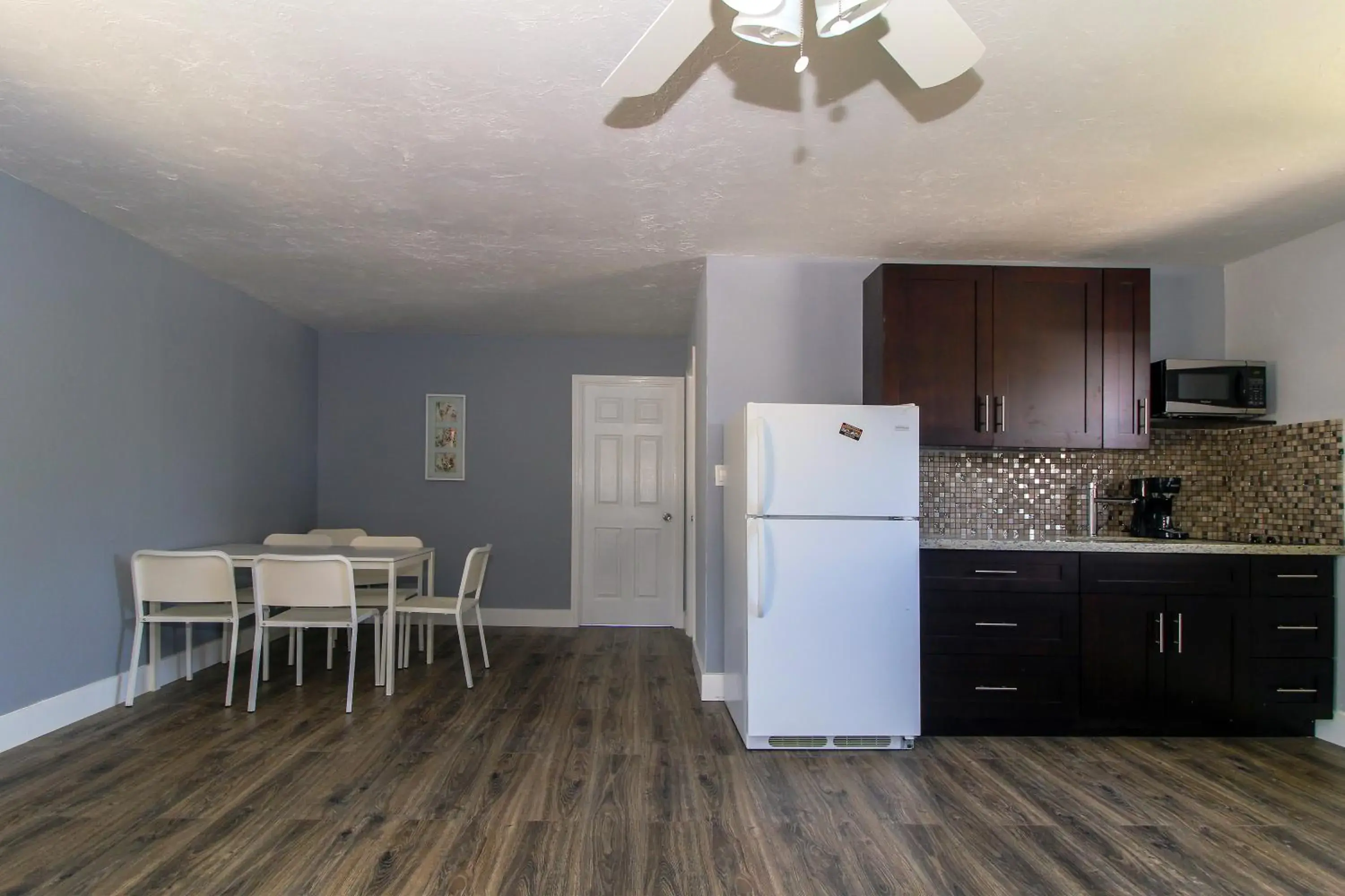 Photo of the whole room in Sun Beach Inn Photo of the whole room in Sun Beach Inn