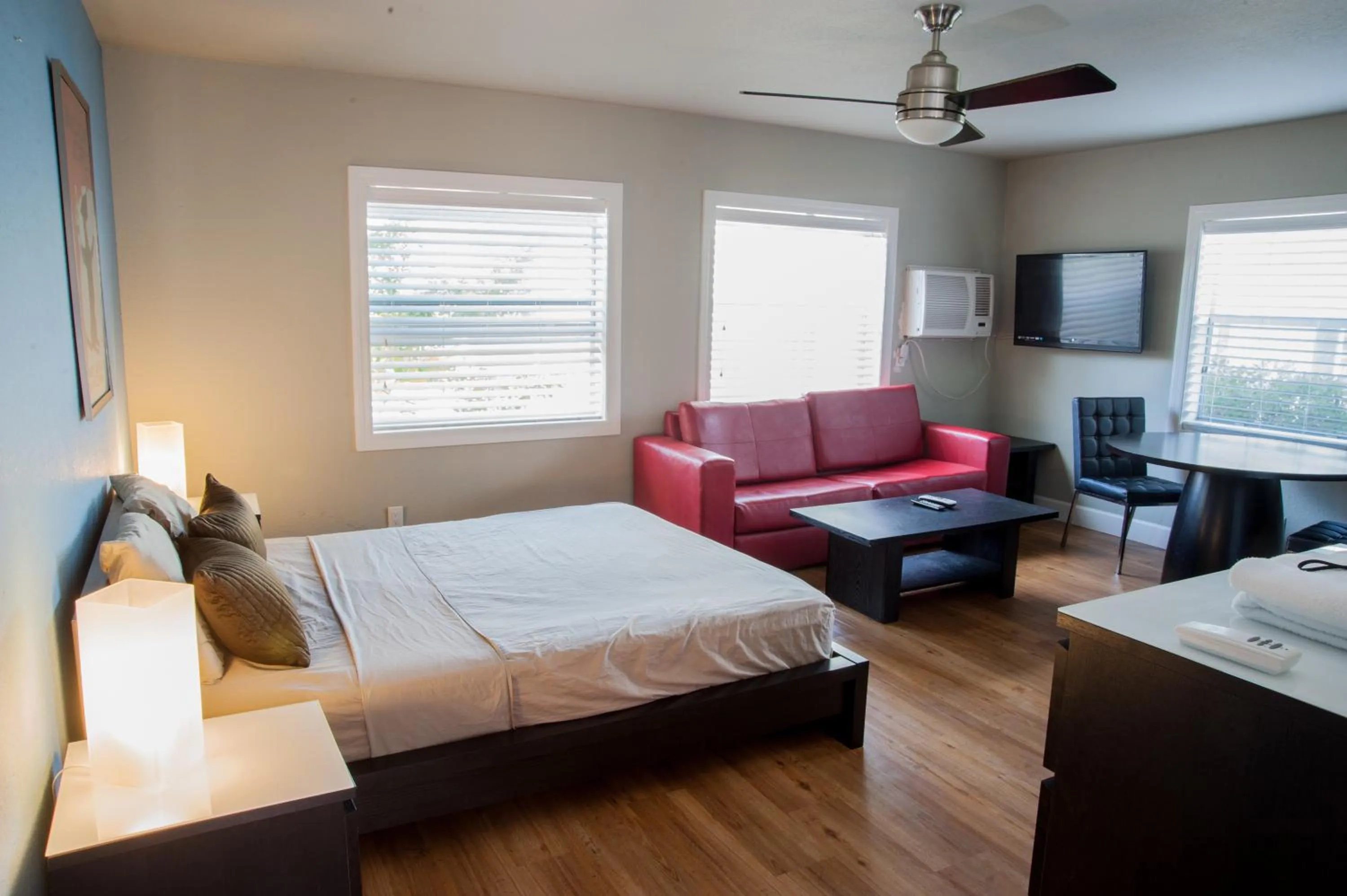 Bedroom, Bed in Sun Beach Inn