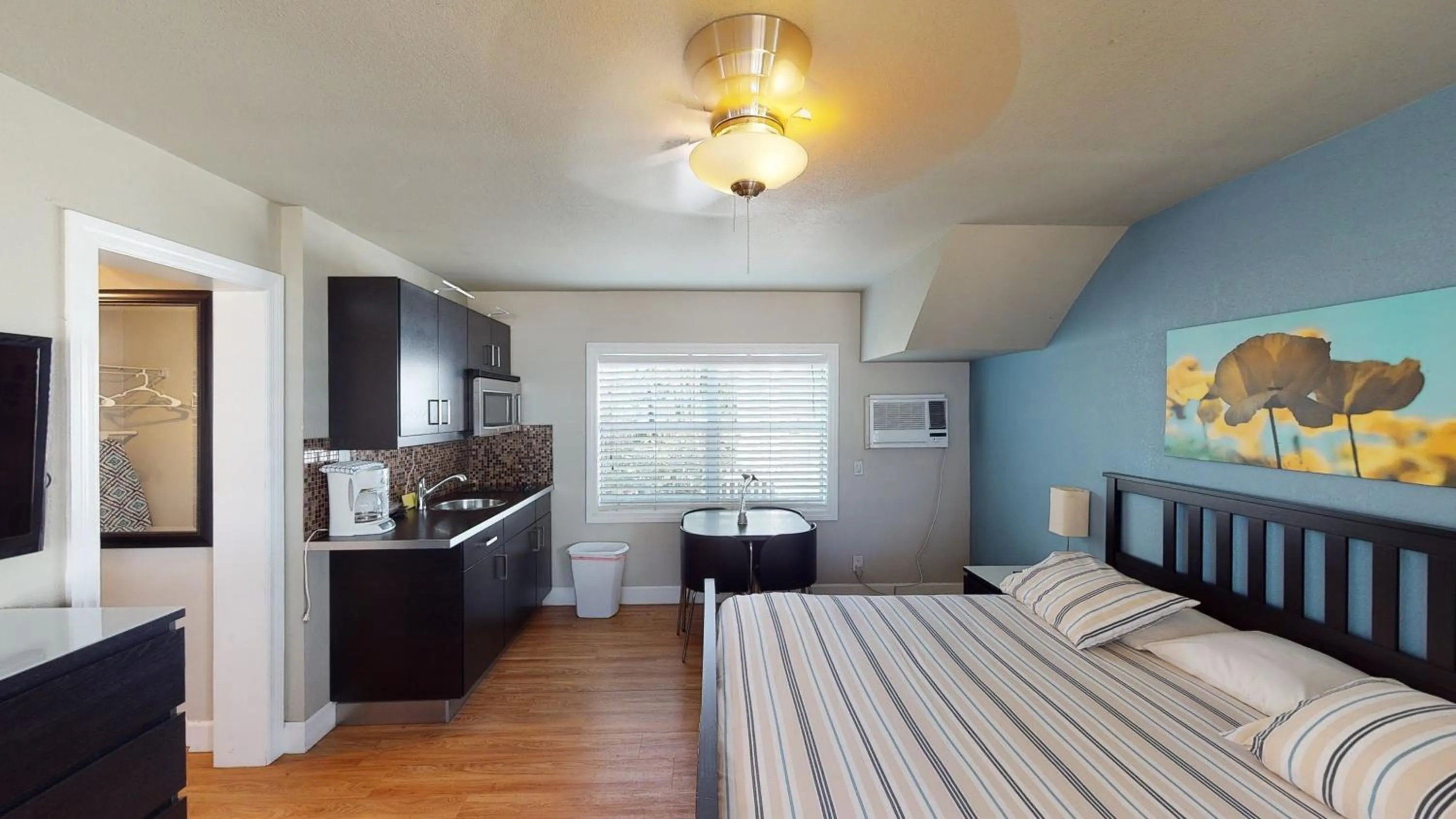 Photo of the whole room, Bed in Sun Beach Inn