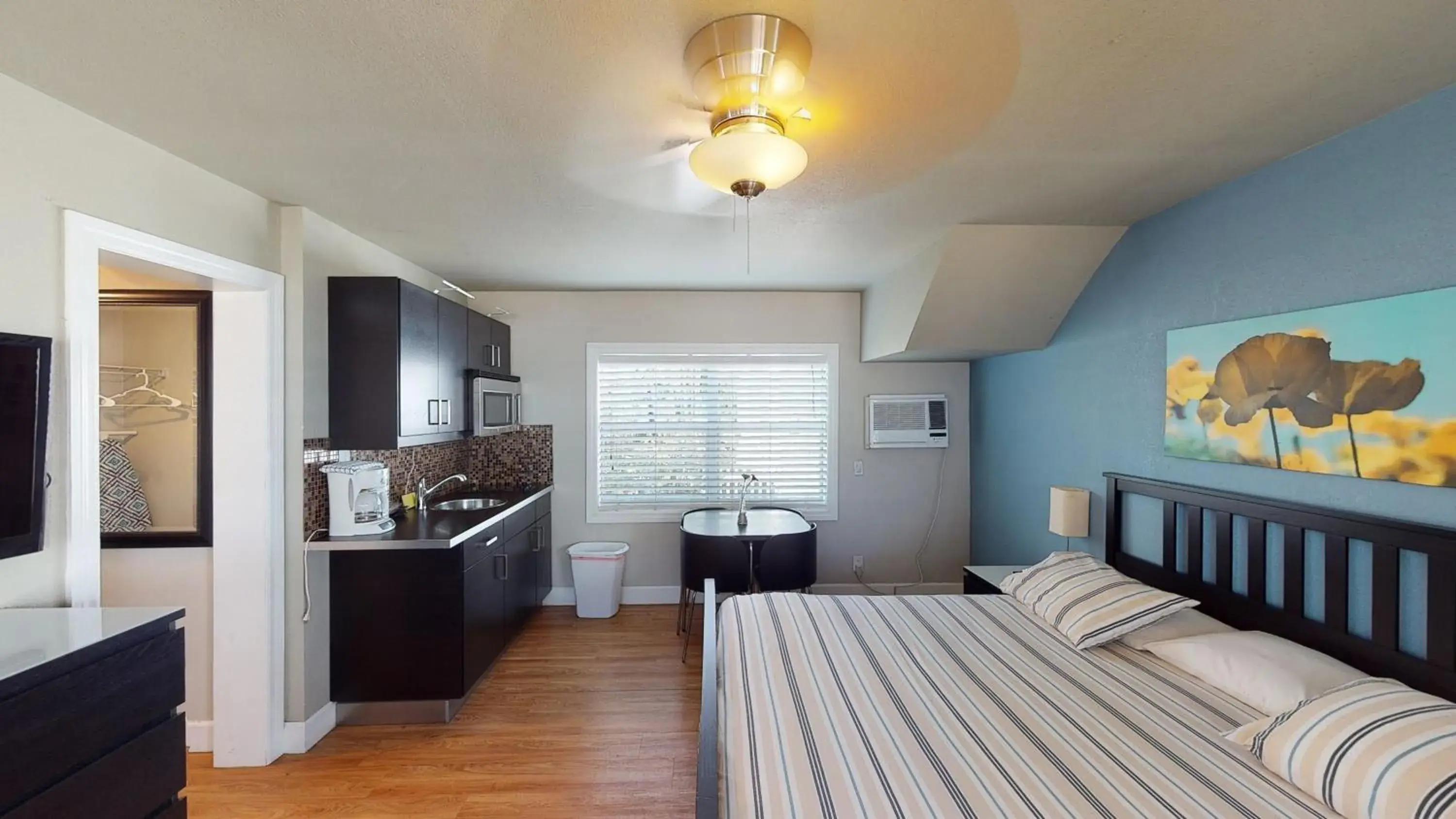 Photo of the whole room, Bed in Sun Beach Inn Photo of the whole room, Bed in Sun Beach Inn