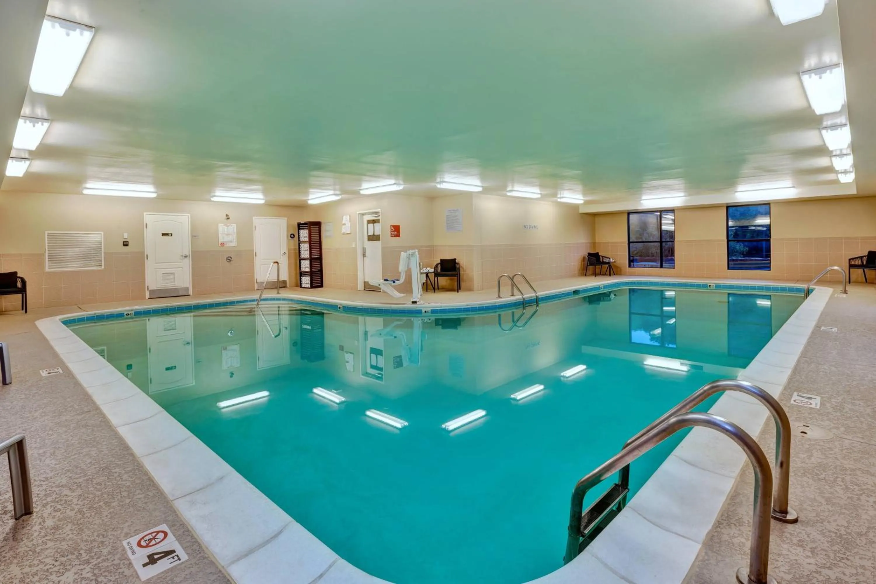 Swimming pool in TownePlace Suites by Marriott Nashville Airport