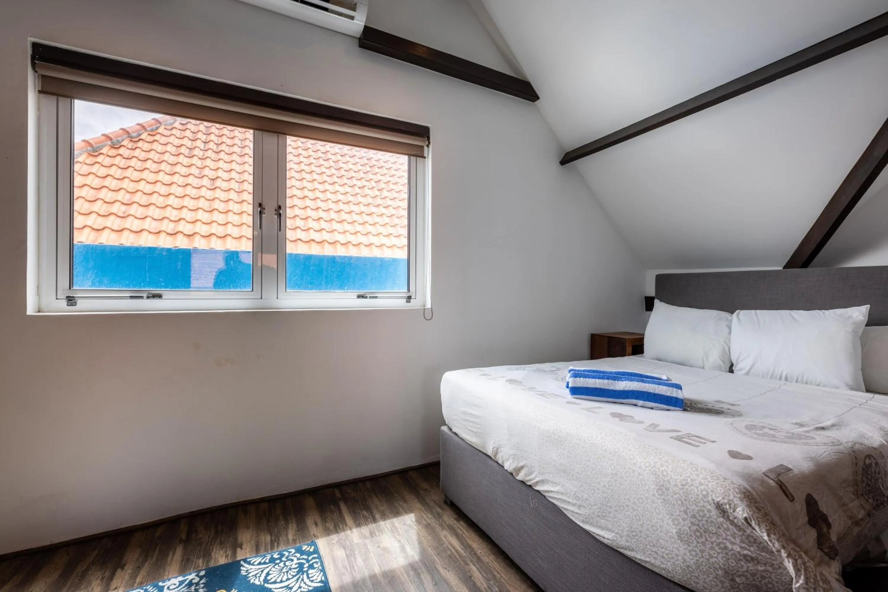 Bed in Blue Marlin Handelskade Apartments