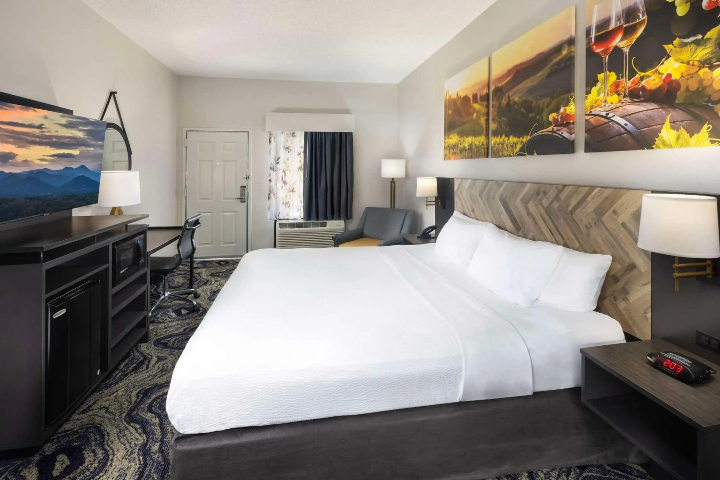 Bedroom, Bed in Clarion Inn Biltmore Village Bedroom, Bed in Clarion Inn Biltmore Village