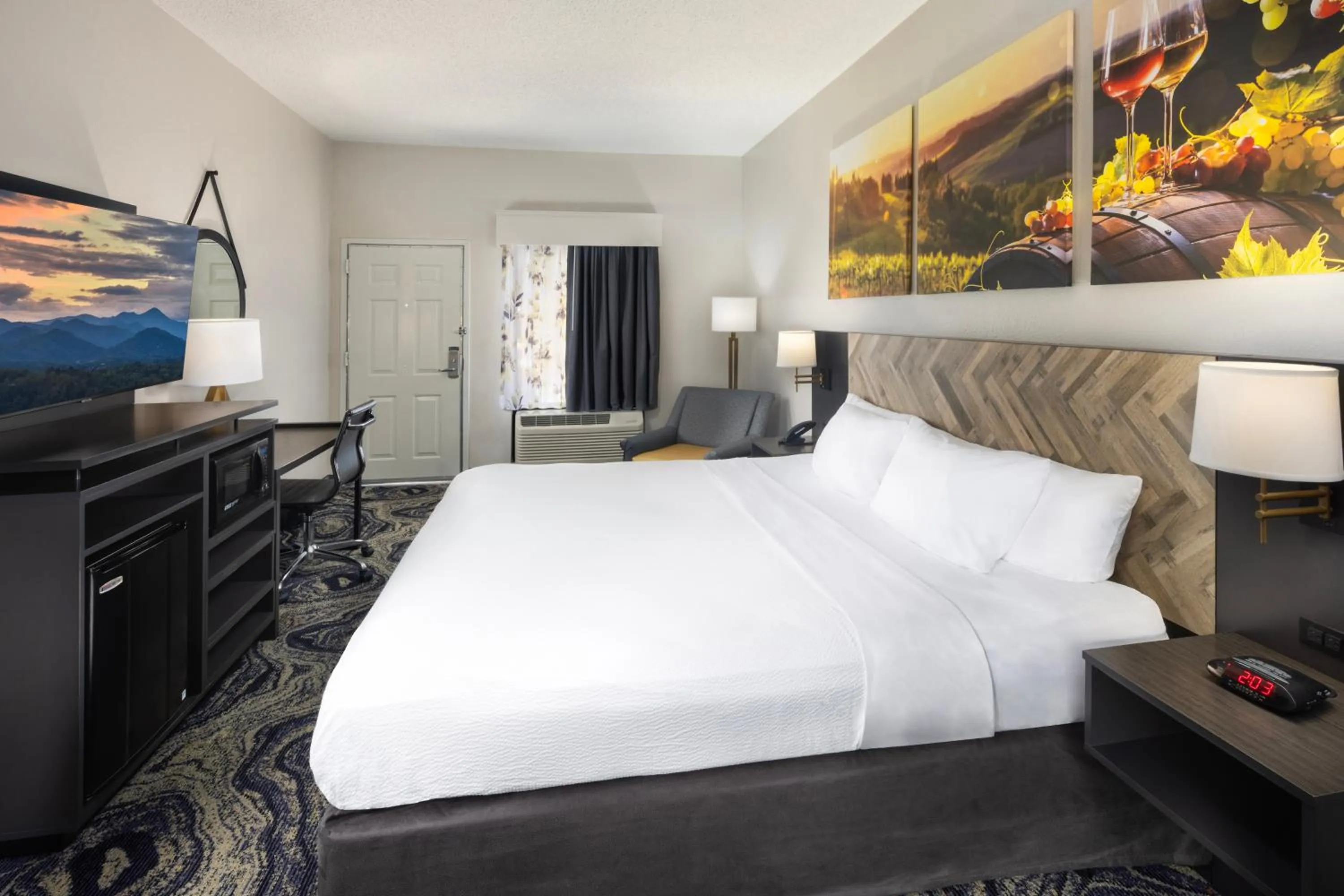 Bed in Clarion Inn Biltmore Village