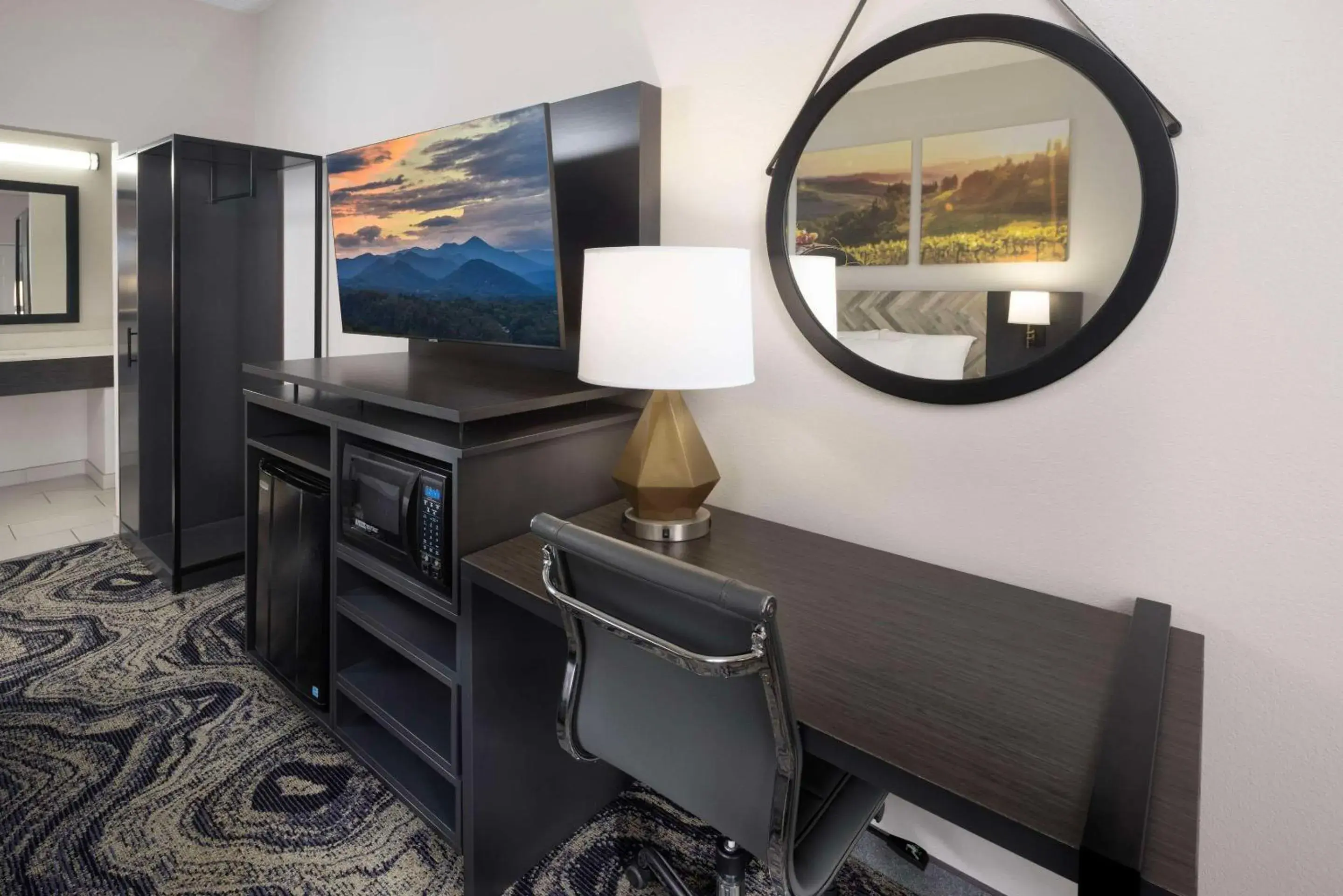 Bedroom in Clarion Inn Biltmore Village Bedroom in Clarion Inn Biltmore Village