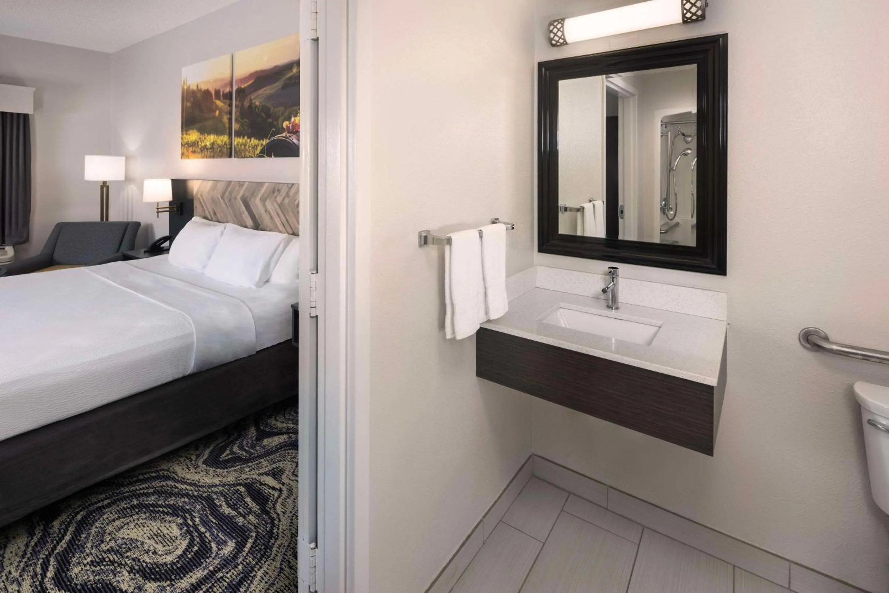 Bedroom, Bed in Clarion Inn Biltmore Village