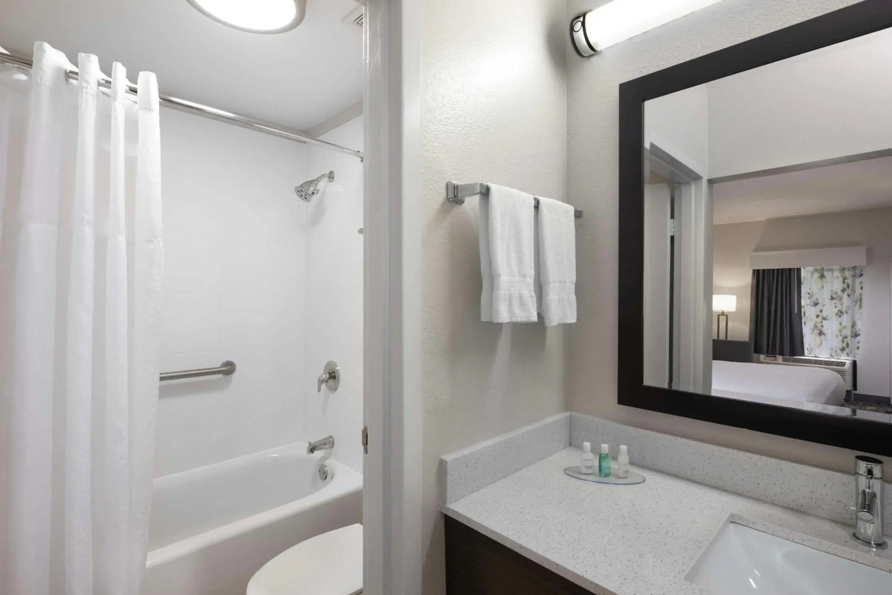 Bedroom in Clarion Inn Biltmore Village Bedroom in Clarion Inn Biltmore Village