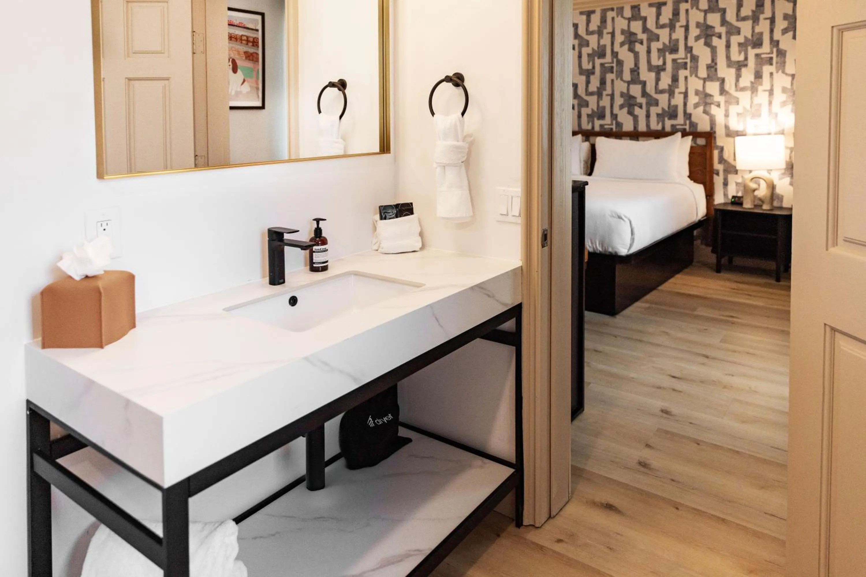 Bathroom, Bed in The Marlo