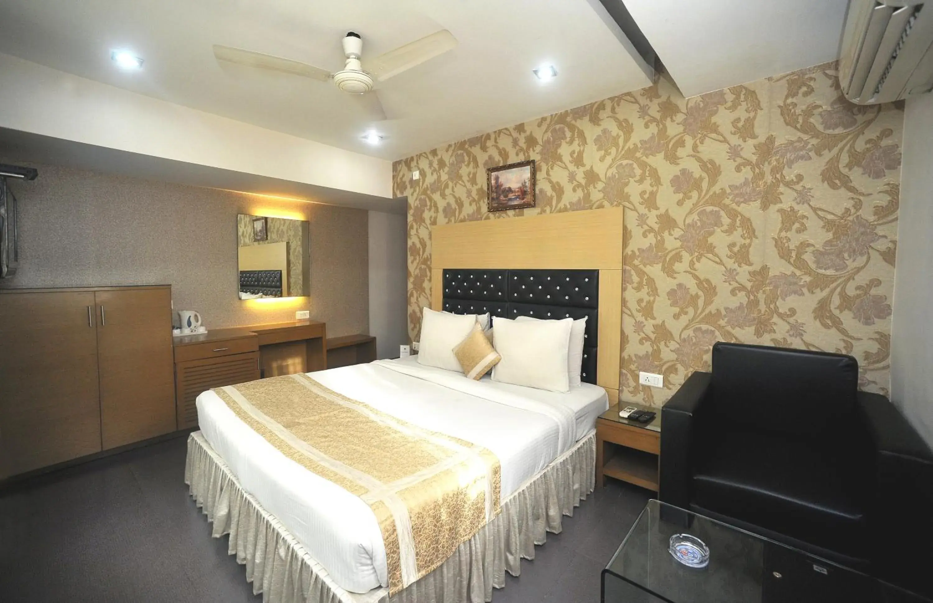 Bedroom, Bed in Hotel Lee International Bedroom, Bed in Hotel Lee International