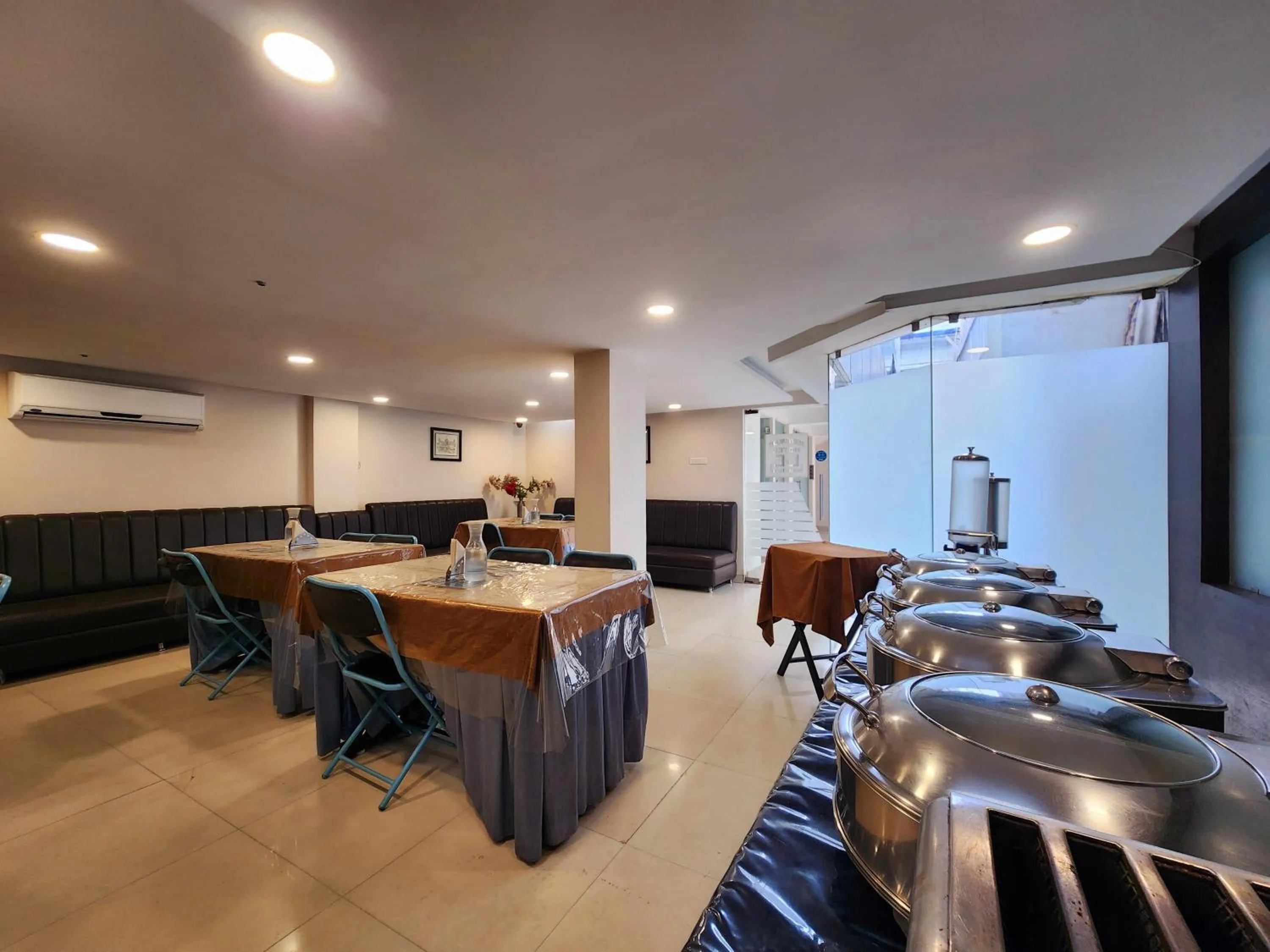 Dining area in Hotel Lee International