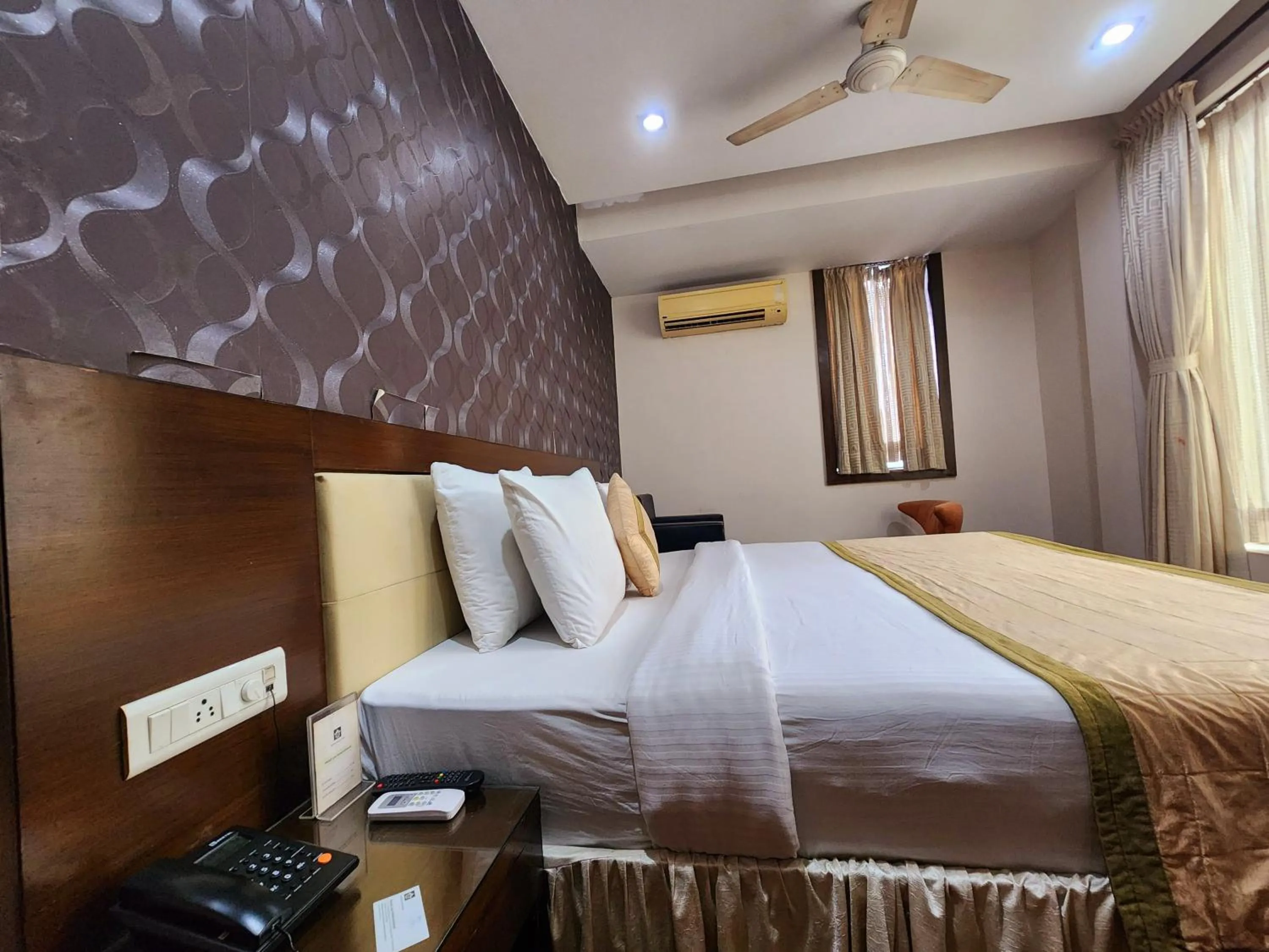 Bed in Hotel Lee International