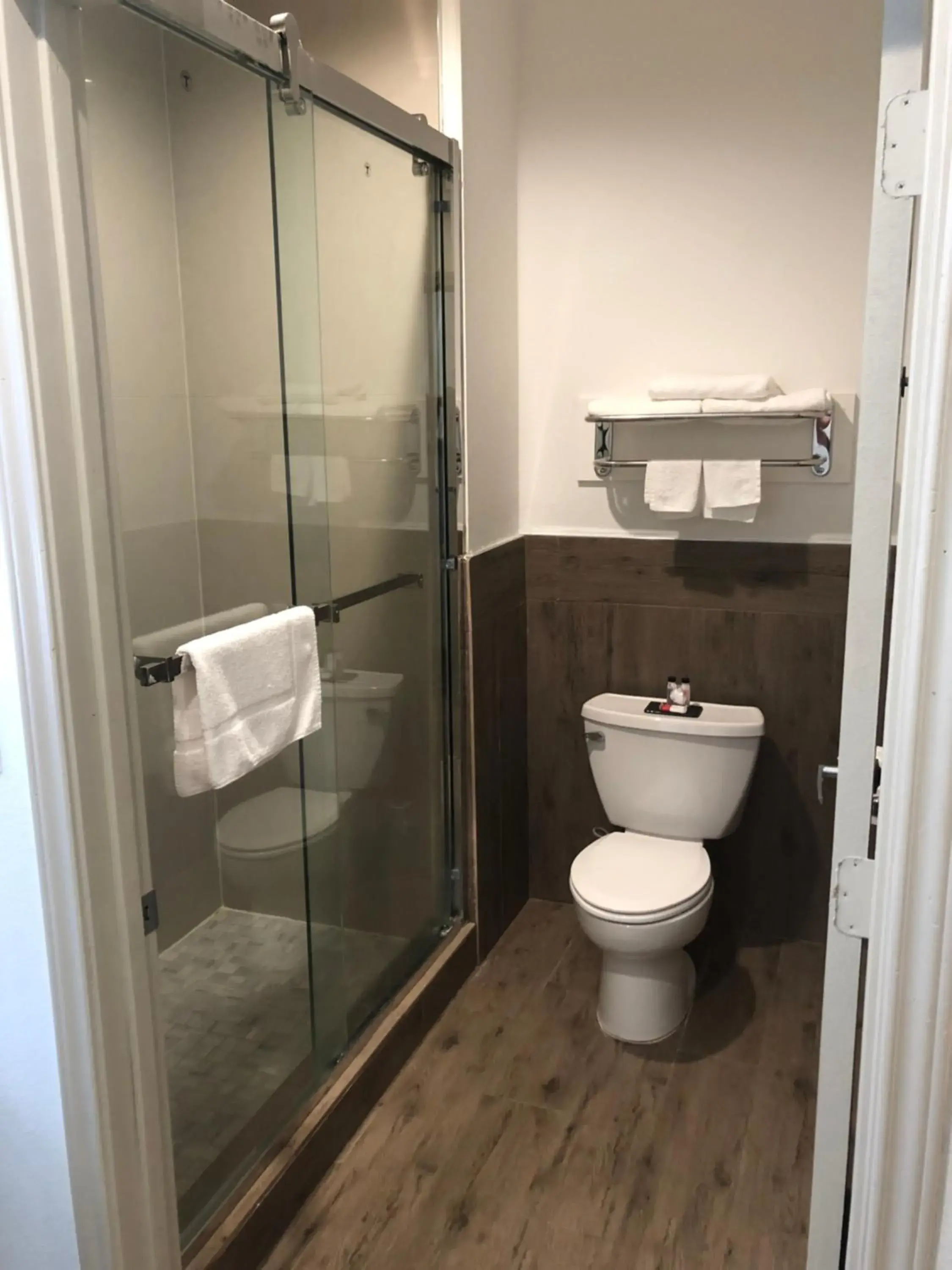 Queen Room with Two Queen Beds and Mobility/Hearing Access - Non-Smoking in Baymont by Wyndham Kingwood Queen Room with Two Queen Beds and Mobility/Hearing Access - Non-Smoking in Baymont by Wyndham Kingwood