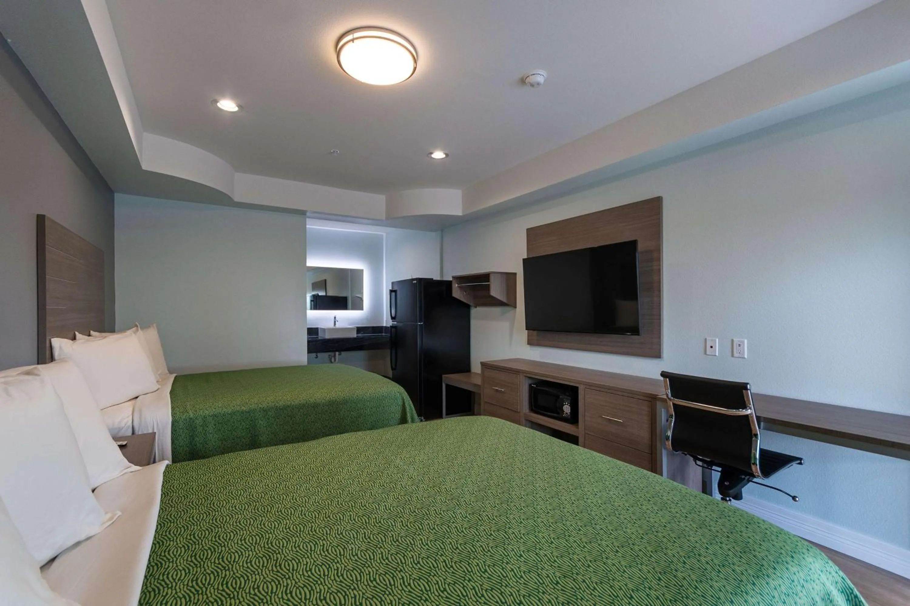 Photo of the whole room, Bed in Baymont by Wyndham Kingwood