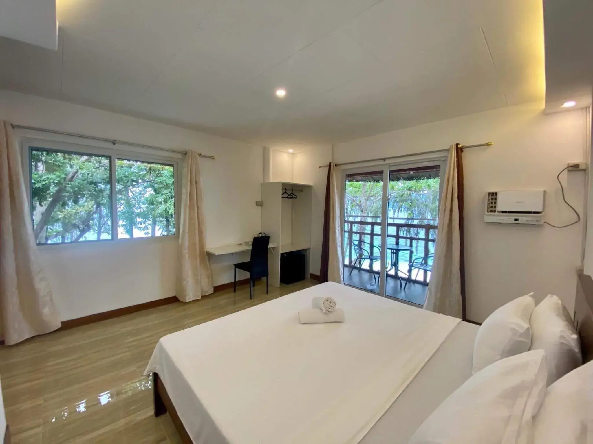 Bed in Santander Pebble Beach Resort Bed in Santander Pebble Beach Resort