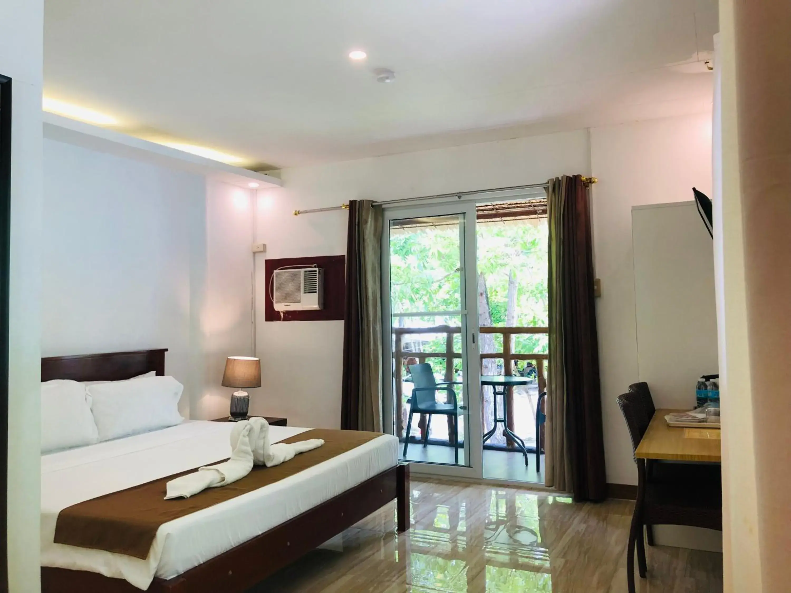 Deluxe Double or Twin Room with Sea View in Santander Pebble Beach Resort Deluxe Double or Twin Room with Sea View in Santander Pebble Beach Resort