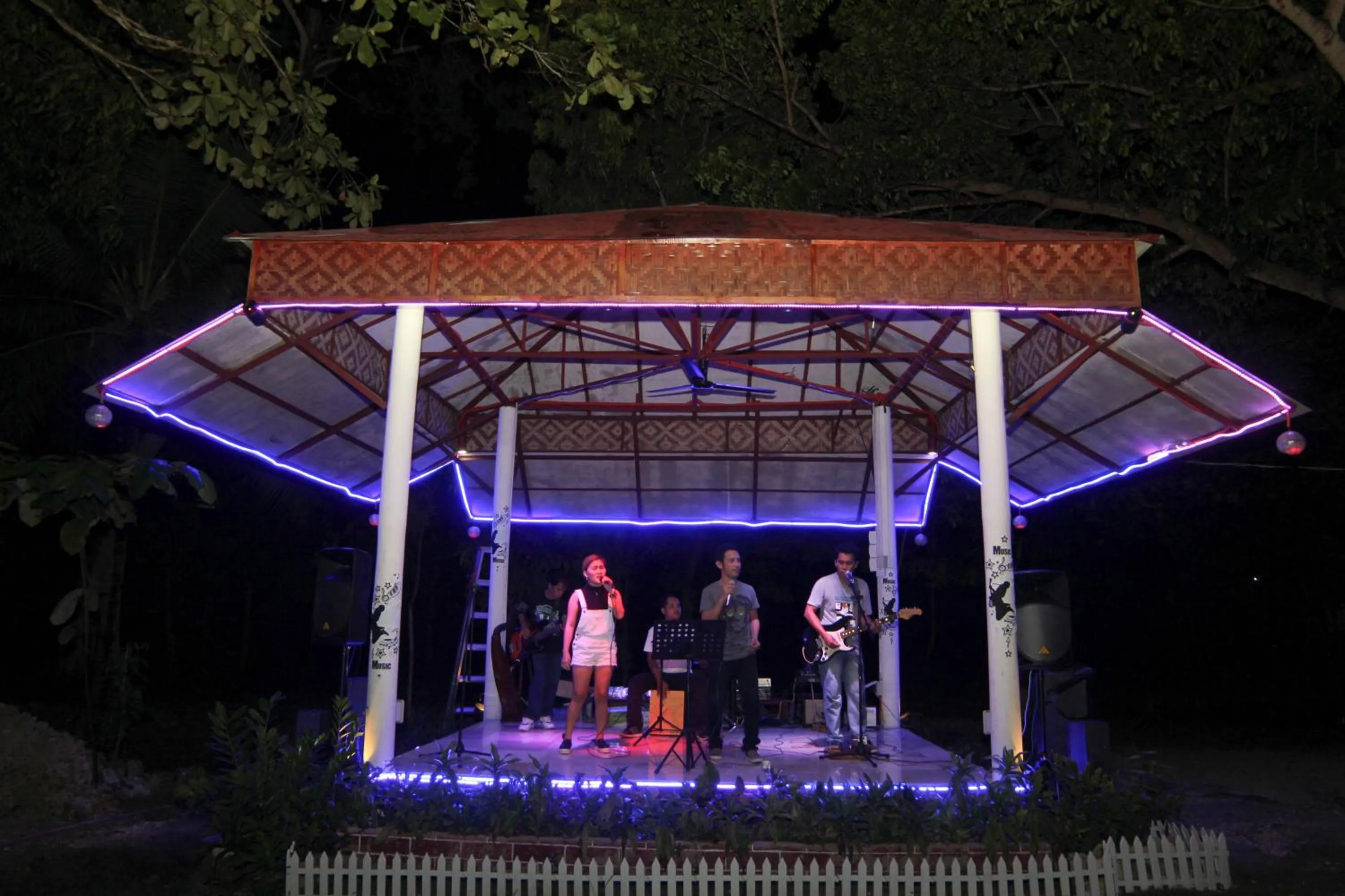 Evening entertainment in Santander Pebble Beach Resort