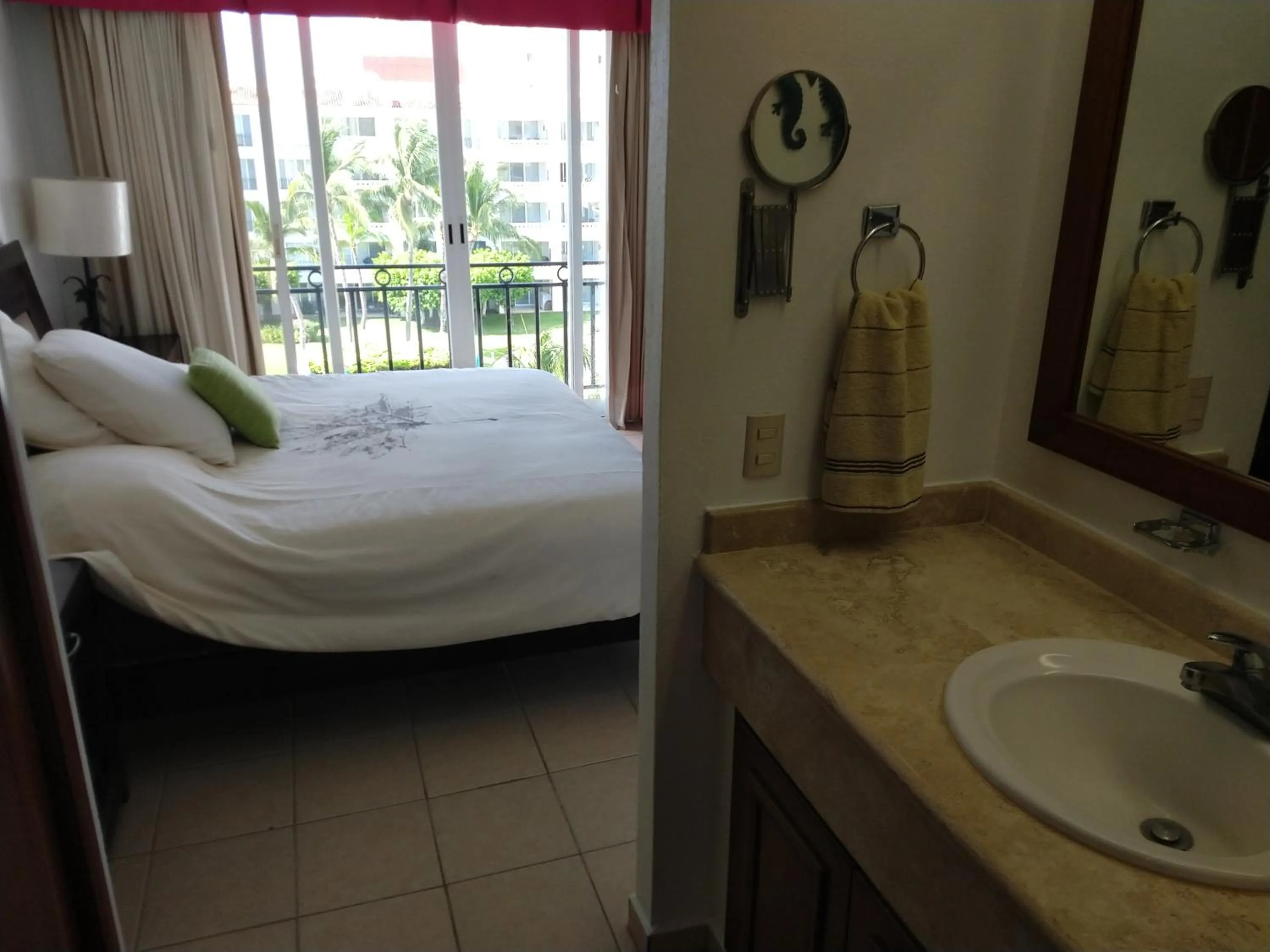 Shower, Bed in Apartamento Pelicanos, Nuevo Vallarta