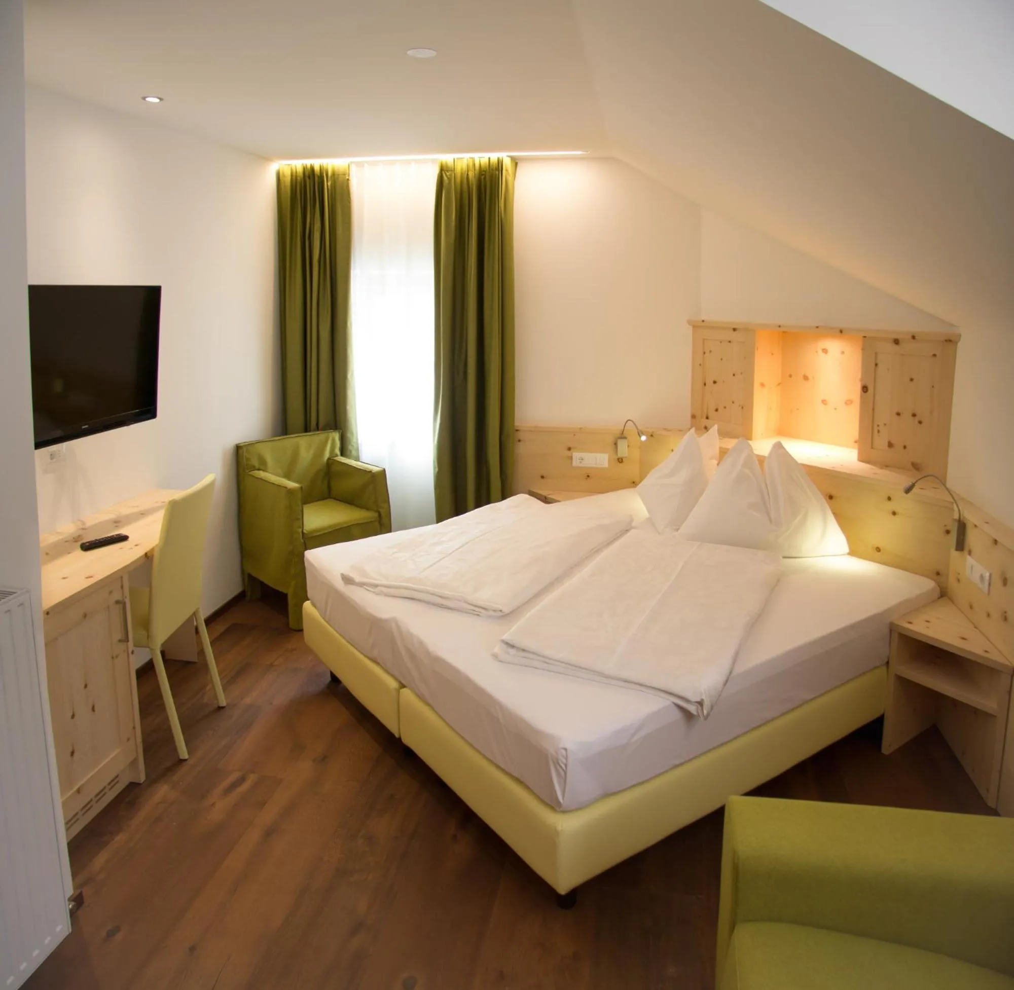 Photo of the whole room, Bed in Goldener Löwe - Anno 1773