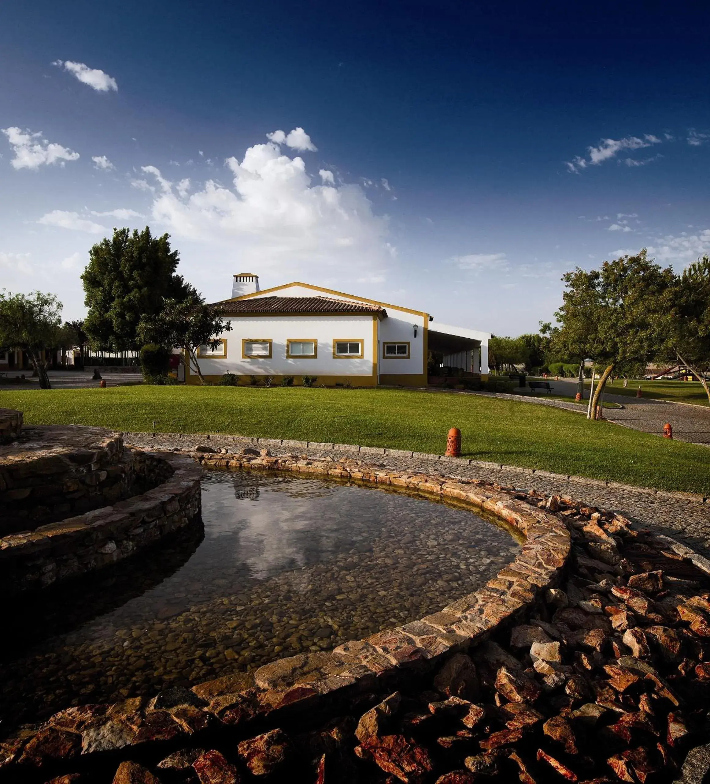 Facade/entrance in Vila Gale Alentejo Vineyard - Clube de Campo Facade/entrance in Vila Gale Alentejo Vineyard - Clube de Campo